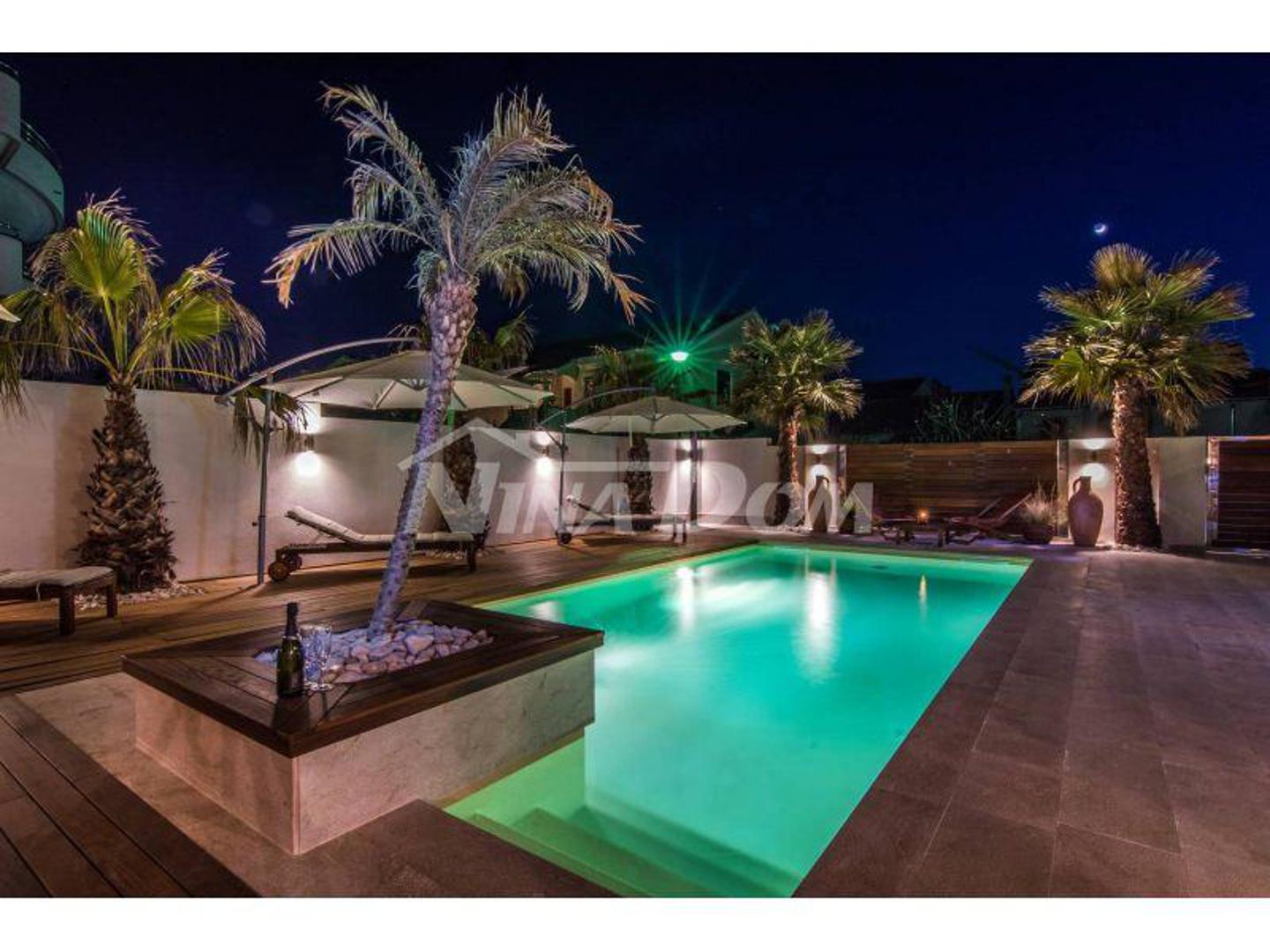 Vila je izgrađena 1994. godine, a posljednja renovacija izvedena je 2017. godine. Površina je kuće 536 kvadratnih metara raspoređenih na više etaža, a u njezinu interijeru ukupno je 13 soba.

