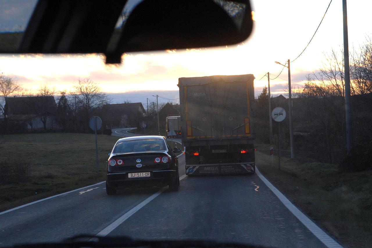 Damir Bajs pretječe kamion preko pune crte