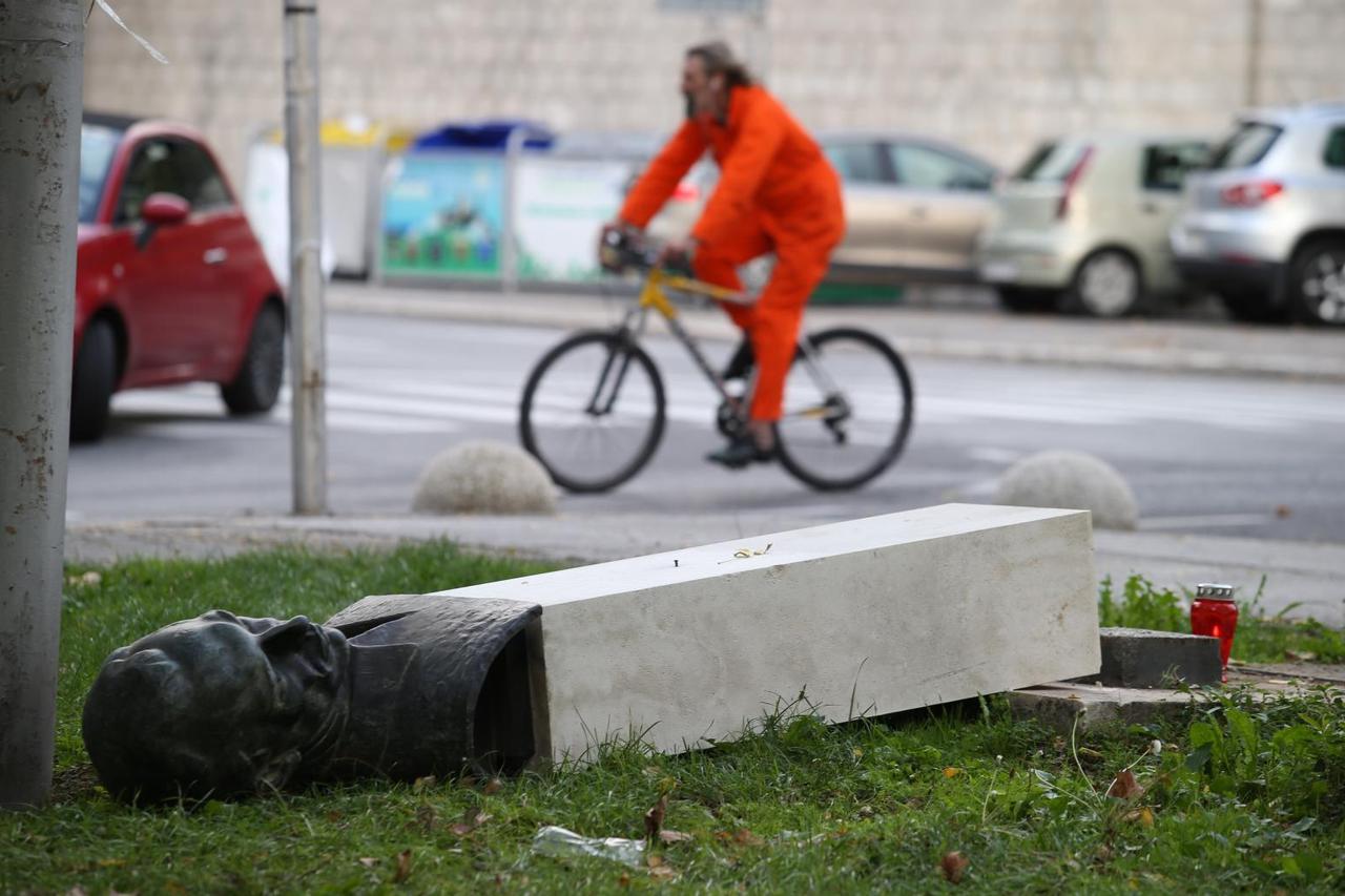 Srušen spomenik Radi Končaru