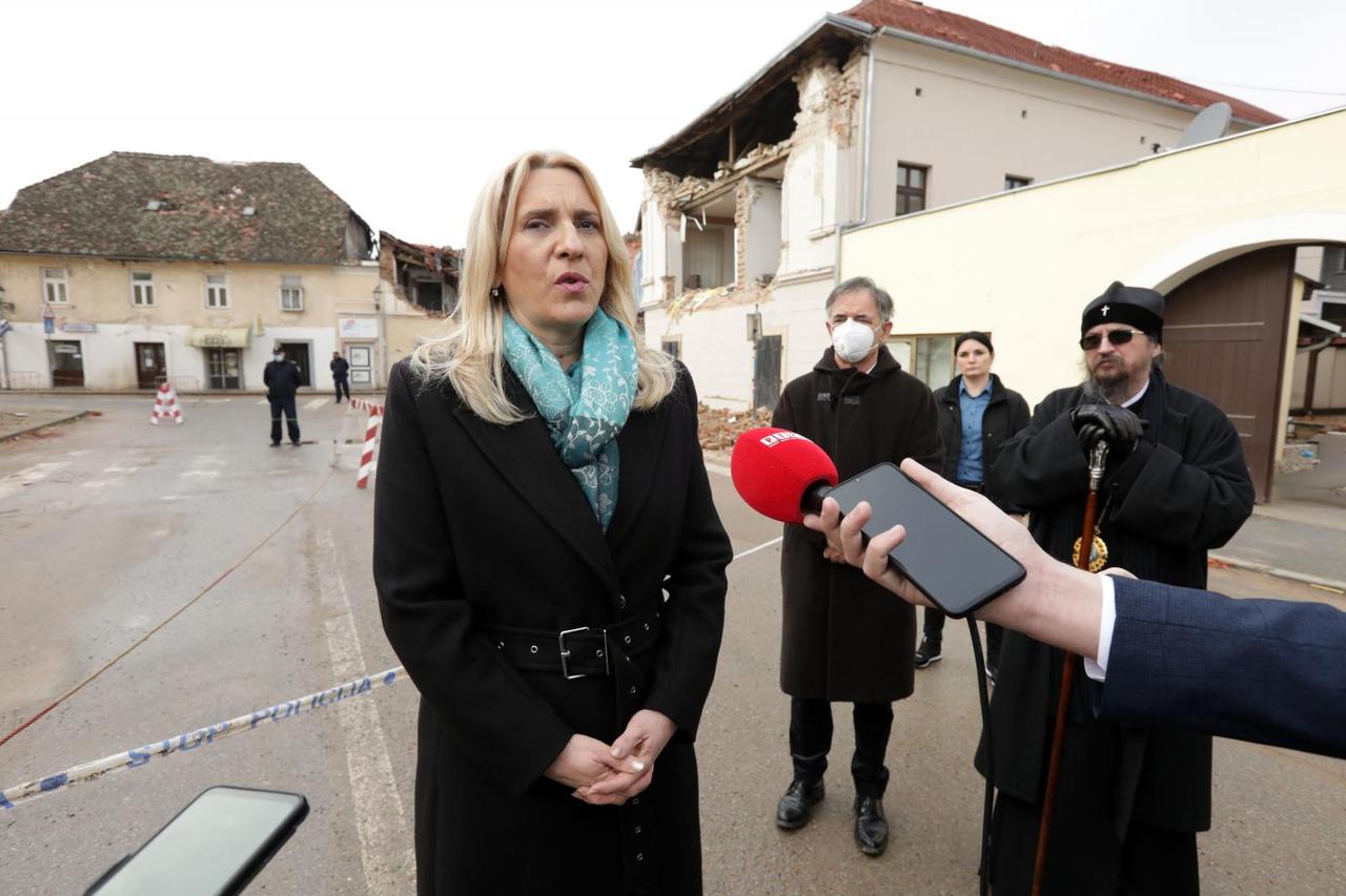 Predsjednica BiH entiteta RS Željka Cvijanović u obilasku potresom pogođene Banovine