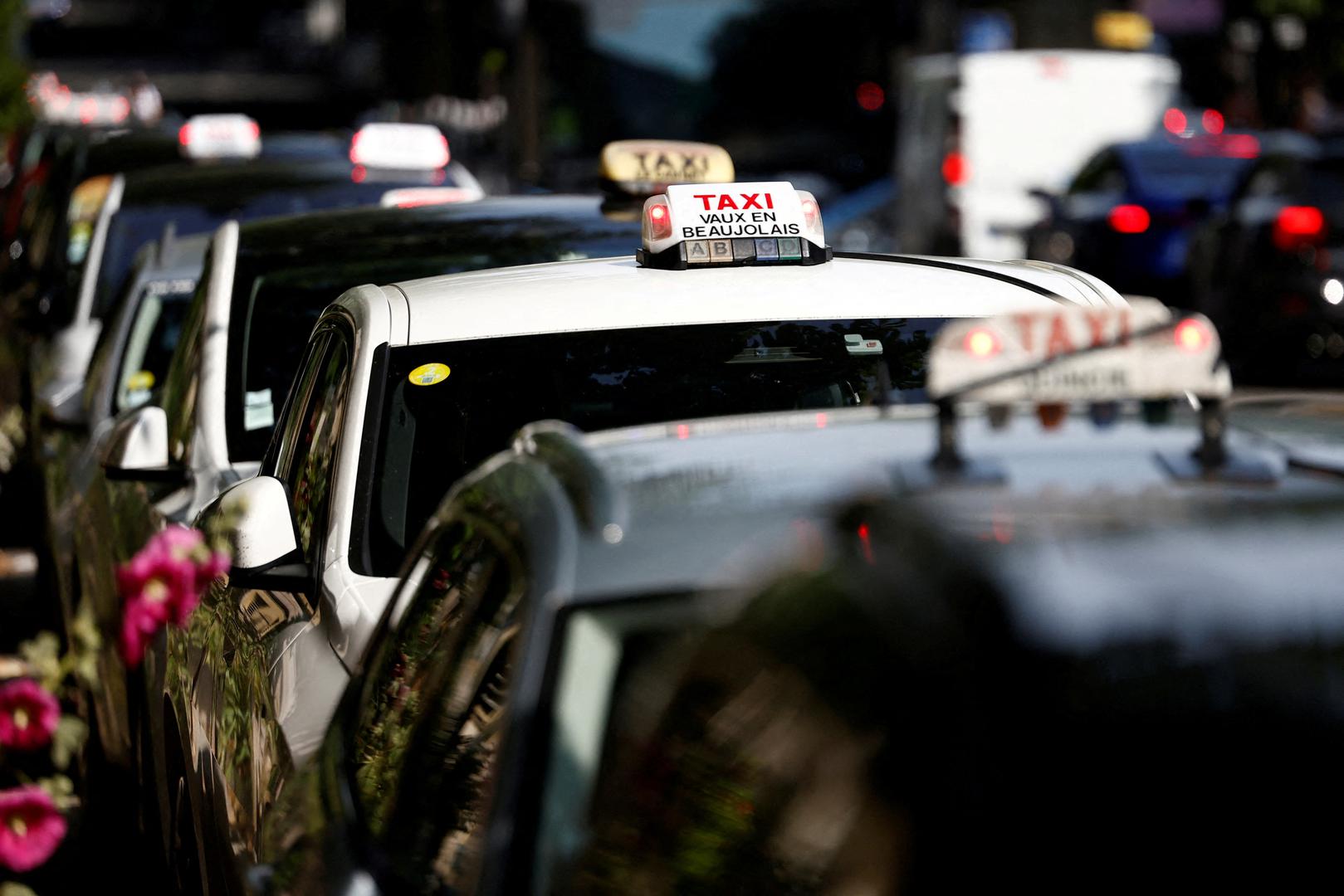 Tarifa B, za noćne vožnje i vožnje nedjeljom unutar grada, penje se na 1,61 euro, dok Tarifa C, za prigradske zone, iznosi 1,74 eura po kilometru. Slično New Yorku, Pariz ima fiksne cijene za vožnje do zračnih luka: put od zračne luke Charles-de-Gaulle do desne obale Seine košta 56 eura, a do lijeve 65 eura. 