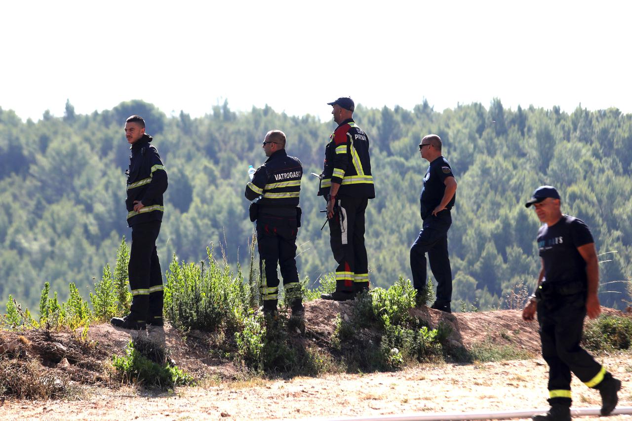 Vatrogasci se bore s požarom na potezu Plastovo i Dubravica nedaleko NP Krka