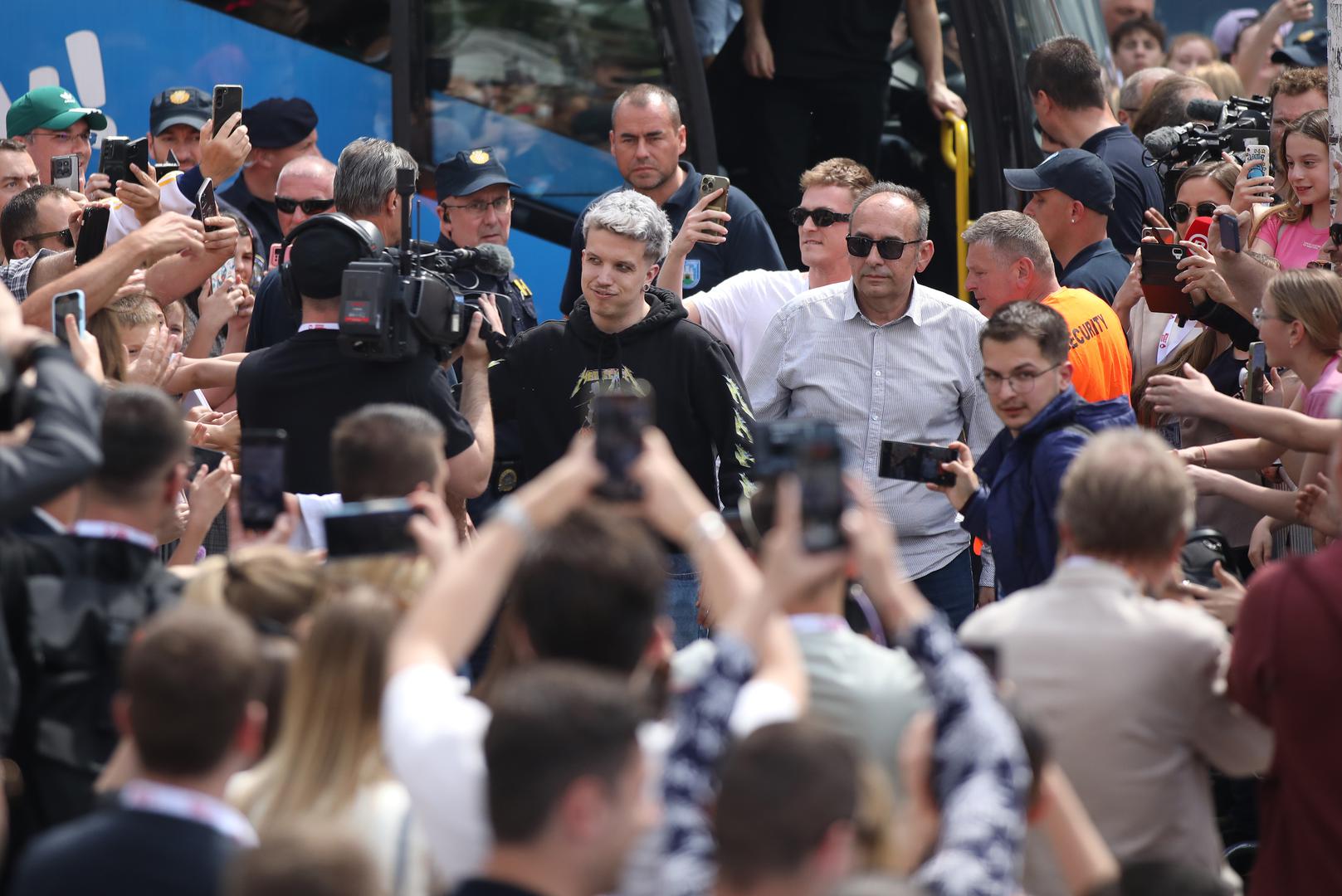 "Što bih ja sad trebao nešto reći? Očekivao sam dvadeset ljudi na aerodromu i ovdje stotinjak. Hvala vam lijepa", rekao je te se rasplakao.