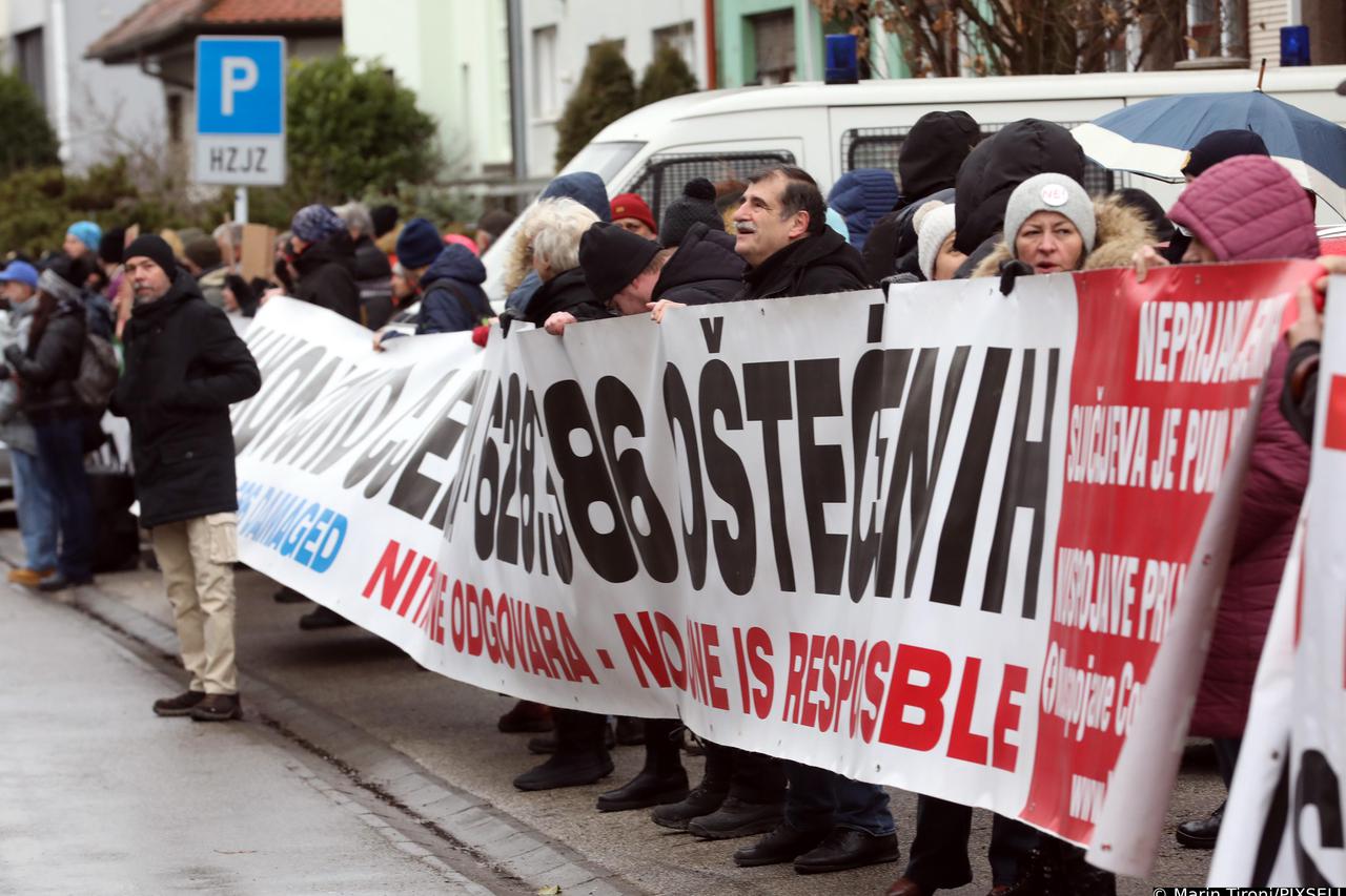 Ispred HZJZ organiziran je mirni prosvjed protiv korona mjera
