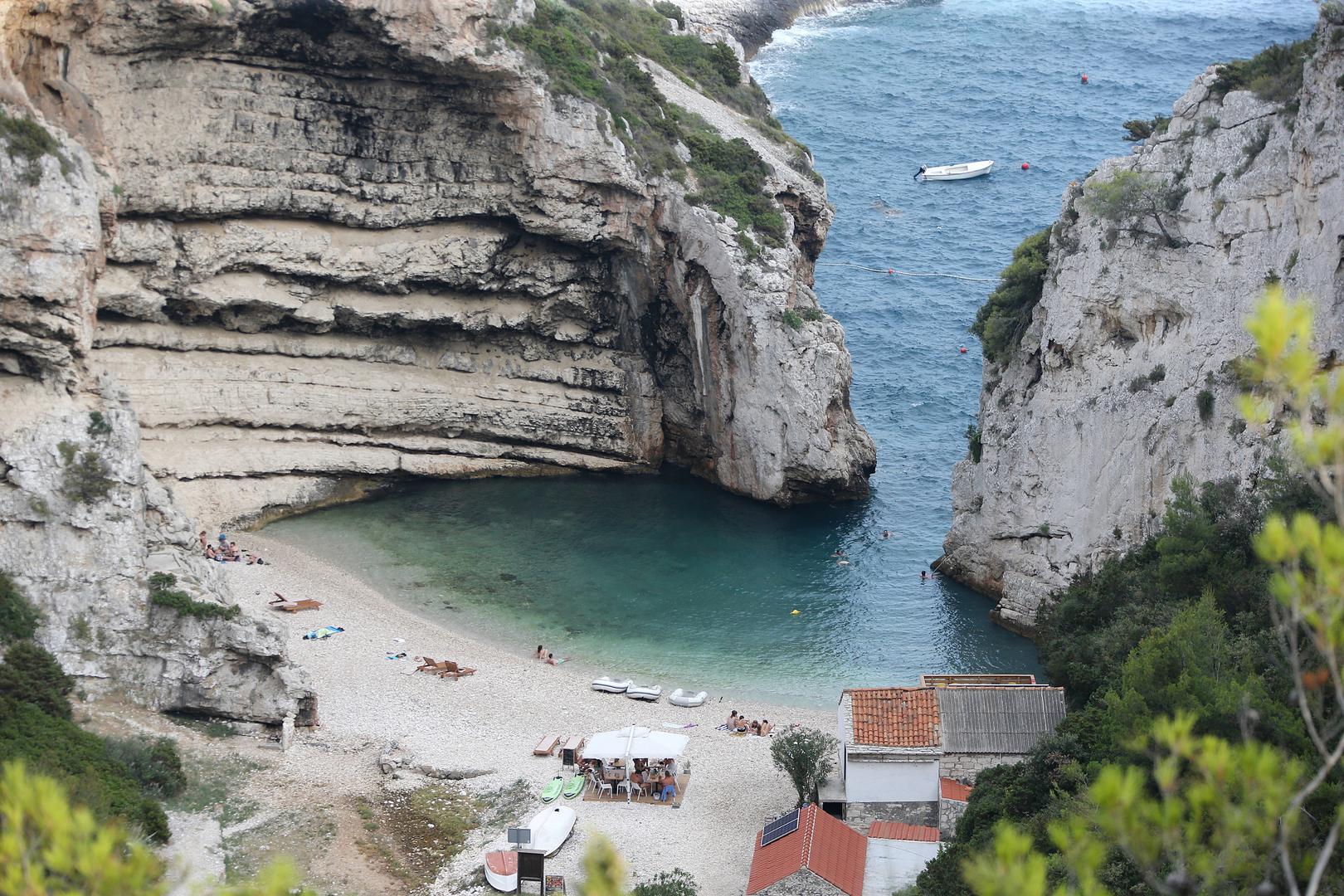 Stiniva se nalazi na južnoj strani Visa. Jedna je od najtoplijih plaža u Hrvatskoj. European Best Destinations proglasio ju je 2016. najljepšom europskom plažom. Plaža je sačinjena od većih oblutaka, ima toplo i čisto more, koje je iznimno mirno. Zbog visokih stijena kojima je okružena, tijekom cijelog dana jedan dio plaže uvijek ima prirodnog hlada.