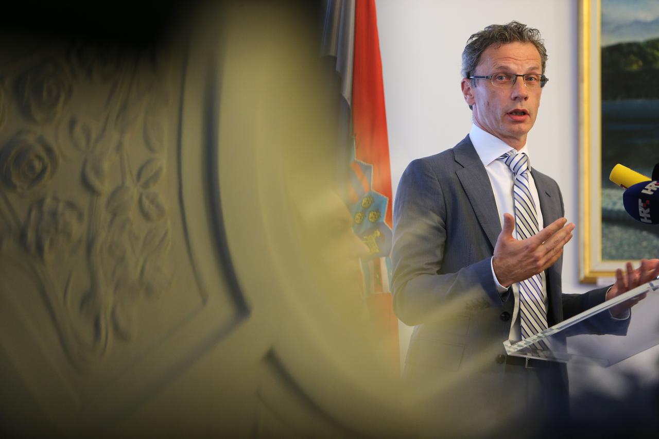 04.07.2013., Zagreb - Europski pokret Hrvatska i Europski dom dodjelili su nagradu za europski govor godine. Dobitnik ove godine je guverner Hrvatske narodne banke Boris Vujcic.