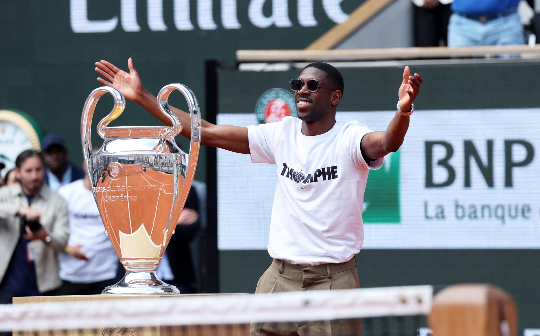 Napadač Paris Saint Germaina Ousmane Dembele dočekao je gromoglasan doček, koji je obično rezerviran za teniske prvake, kada je u ponedjeljak na pariški središnji teren donio svježe osvojeni trofej nogometne Lige prvaka.