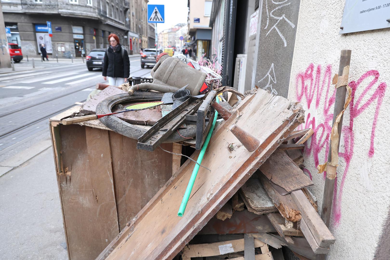 Poruka je, sudeći prema situaciji na terenu, bila upućena susjedima koji su uz građevinski materijal počeli ostavljati i glomazni kućni otpad.