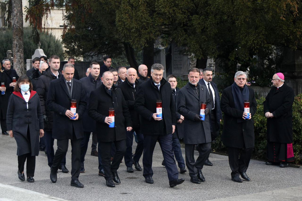 Zagreb: Polaganje vijenaca na Mirogoju povodom 22. obljetnice smrti Franje Tuđmana