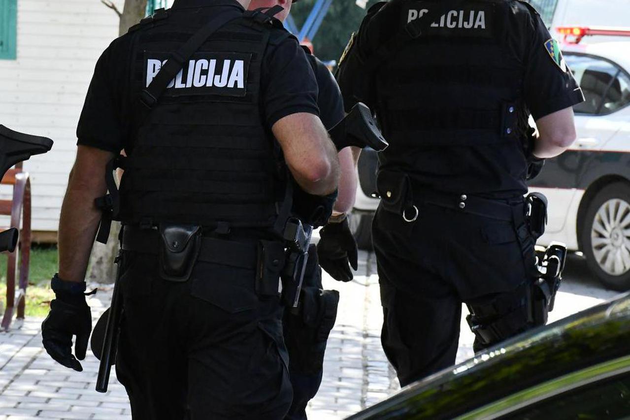 Gradačac: Očevid na policijskom automobilu na koji je pucao Nermin Sulejmanović