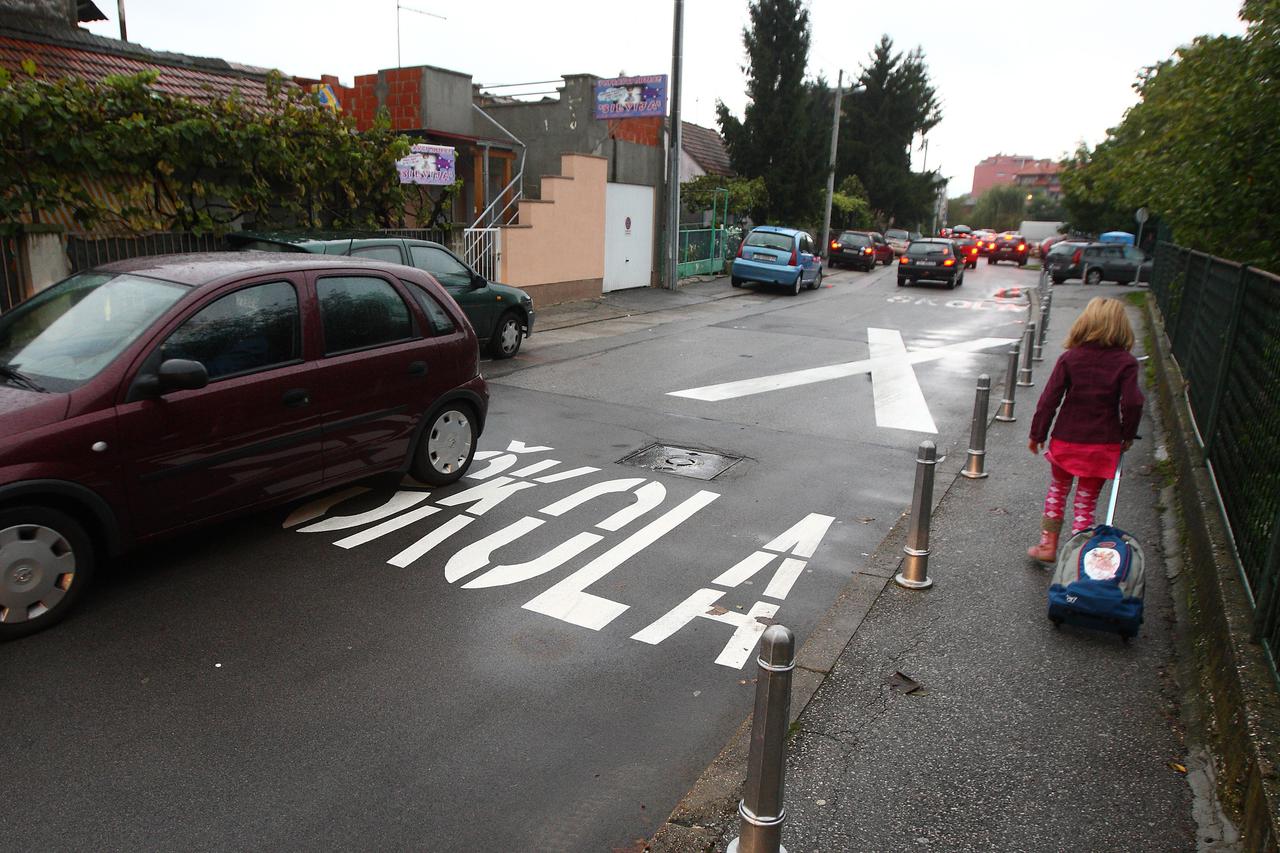 27.09.2010., Zagreb - Vrisnicka ulica kod OS Bartola Kasica fotografirana iz smjera juga. Na tom dijelu ulice postavljeni su stupici koji prijece parkiranje automobila, ali nogostup je uzak te se pjesaci na njemu jedva mogu mimoici. Roditelji koji pustaju