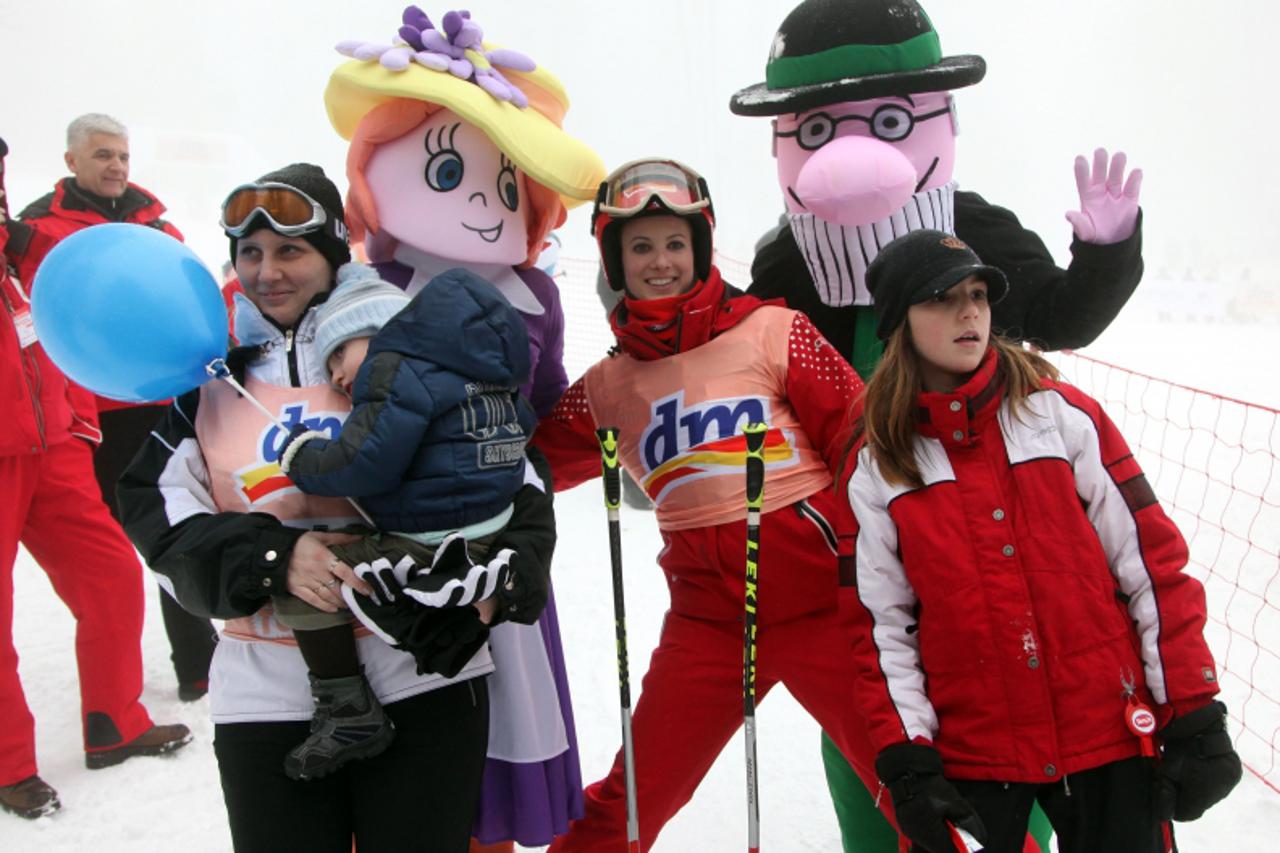 '30.01.2009., Zagreb, Hrvatska - Sve dame koje se bave rekreativnim skijanjem te vole sport, uzbudenje i zabavu, dm je okupio na drugi po redu dm damSKI kup, koji se odrzao na Sljemenu, bijeli spust.A