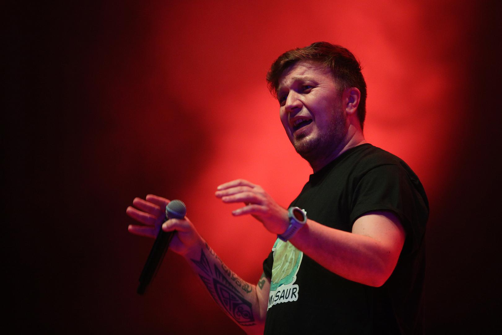 Jaaako sam popustljiv otac, i ne valja mi to, ja to priznam. 