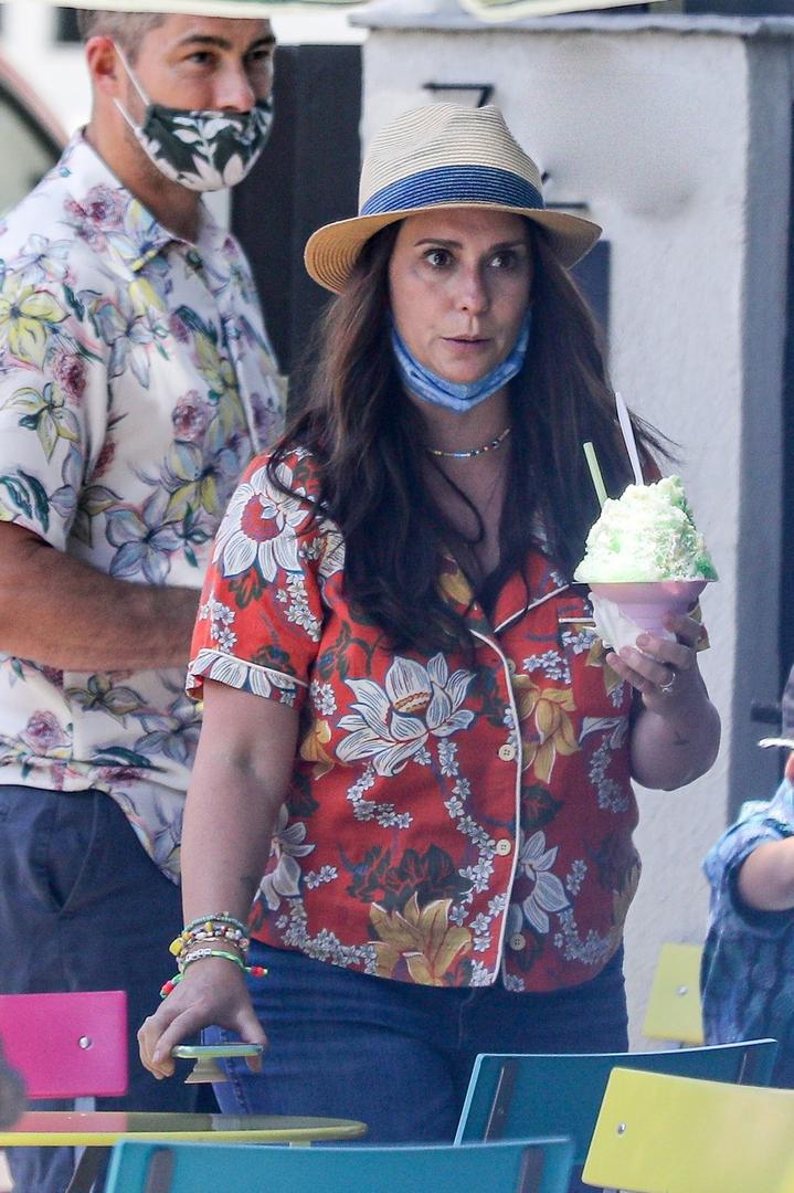 S maskom na licu glumica Jennifer Love Hewitt nakon duže vremena pojavila se u javnosti sa suprugom Brianom Hallisayem i njihovom djecom, kćeri Autumn i sinom Atticusom