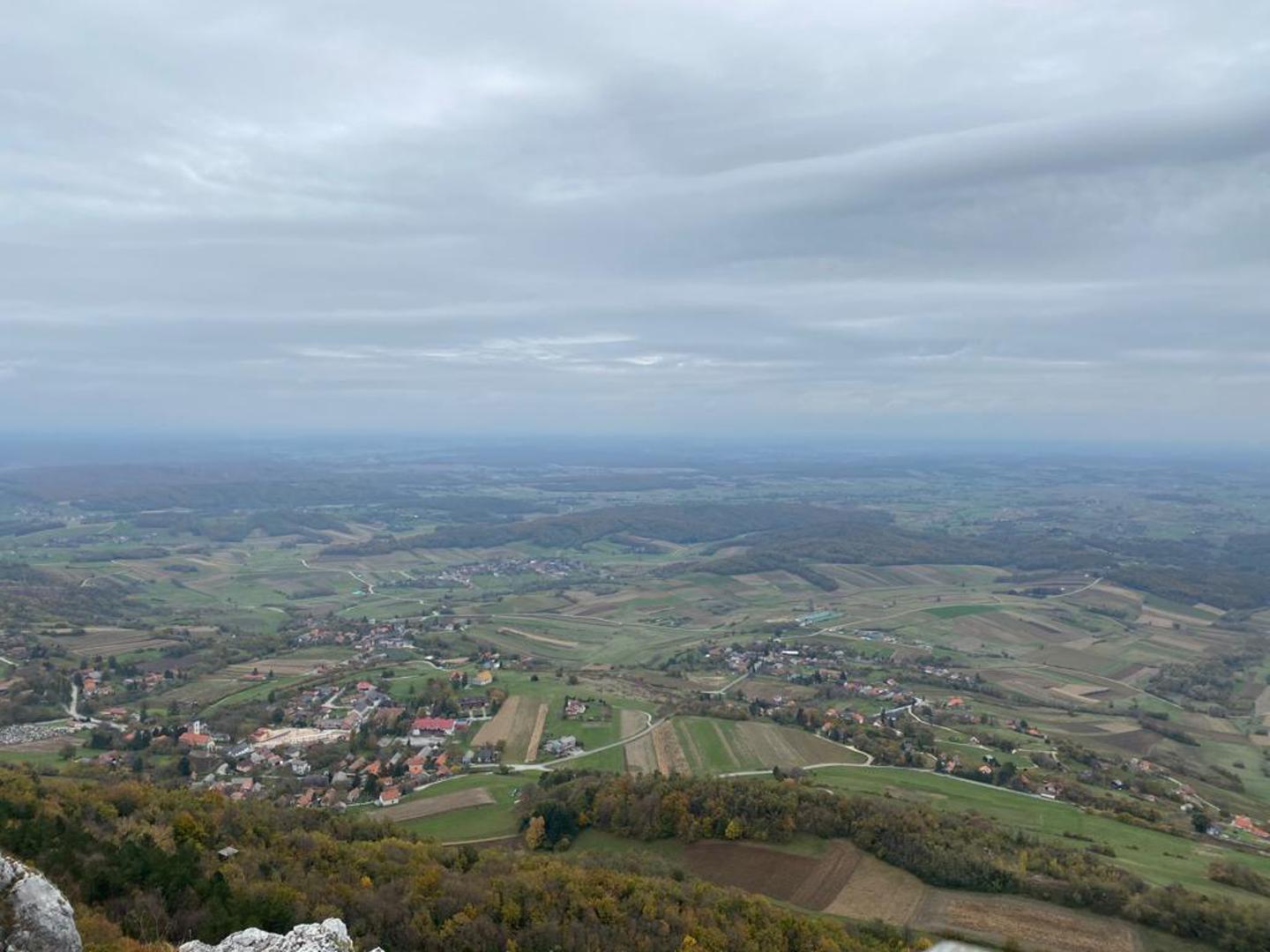 S vrha vidikovca puca pogled prema Ivanščici, Medvednici, Psunju, Papuku te Petrovoj i Moslavačkoj gori