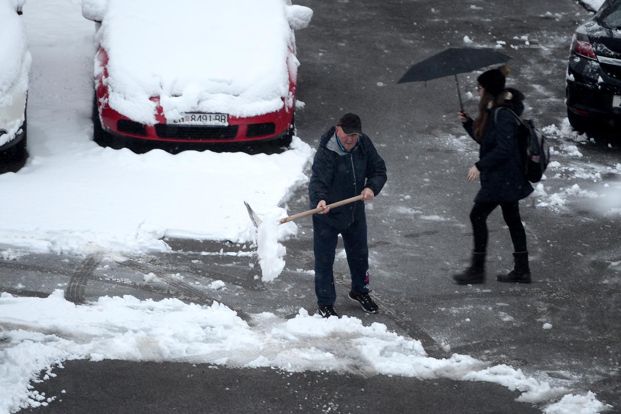 Osijek: Snijeg prekrio gradske ulice