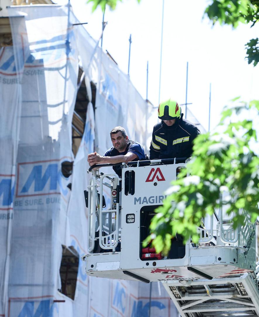 25.5.2023., Zagreb - Prilikom radova na zgradi na Zrinjevcu radnik je ozlijedjen u eksploziji. Policija i vatrogasci na terenu.  Photo: Neva Zganec/PIXSELL