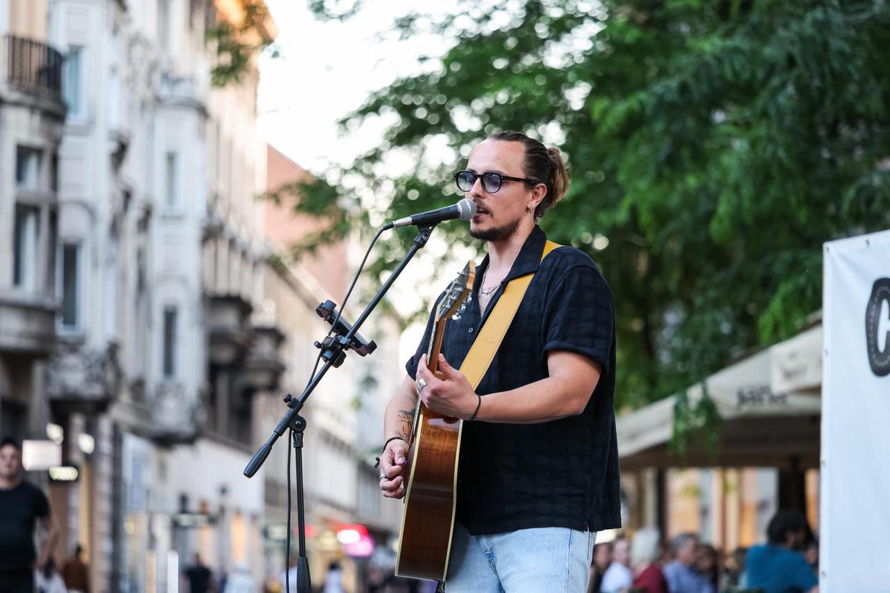 ARHIVA - Zagreb: 29.05. 2004., umro poznati hrvatski kantautor i pjeva? Ivica Šerfezi