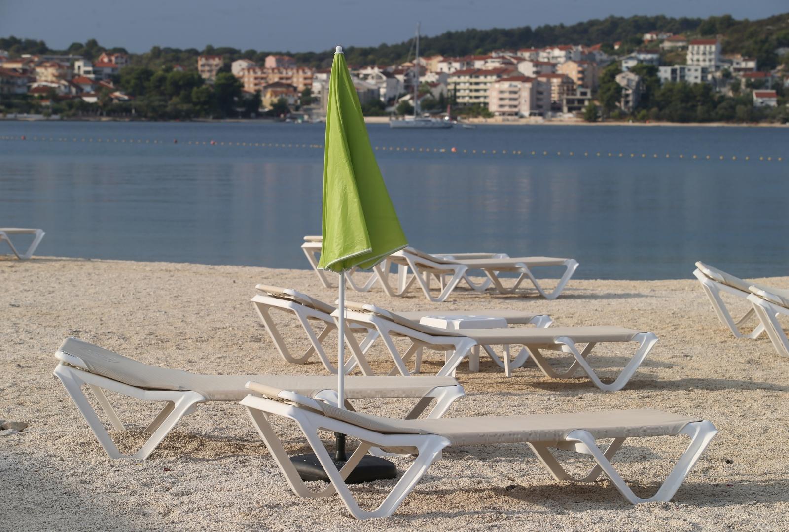 24.08.2020., Ciovo - Plaza u Okrugu Gornjem prije samo nekoliko dana bila je puna turista. Photo: Ivo Cagalj/PIXSELL