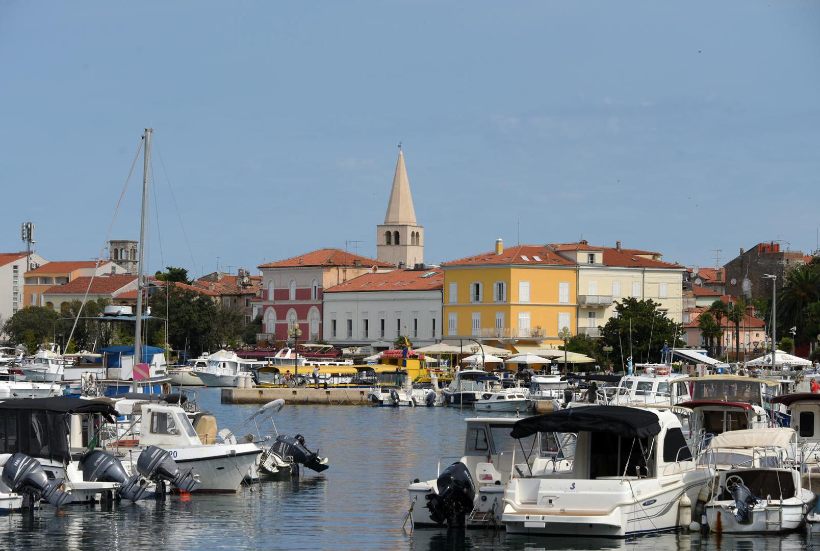 Poreč: Poreč je, nastavlja se, obalni i atraktivan, ali istovremeno uređen, pregledan i manje kaotičan od nekih južnodalmatinskih gradova. Grad, uz to, ima veću kulturnu dubinu od običnog obalnog mjesta.

