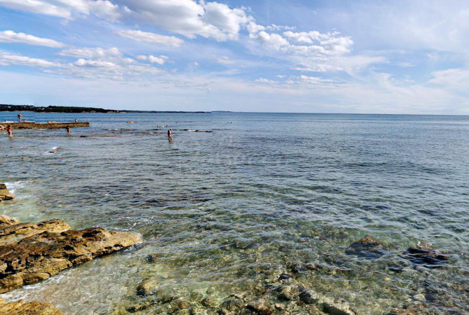 Za investitore koji žele hotel s više smještenih jedinica prema kvadraturi i položaju parcele moguće je napraviti projekt hotela s do 100 soba. 