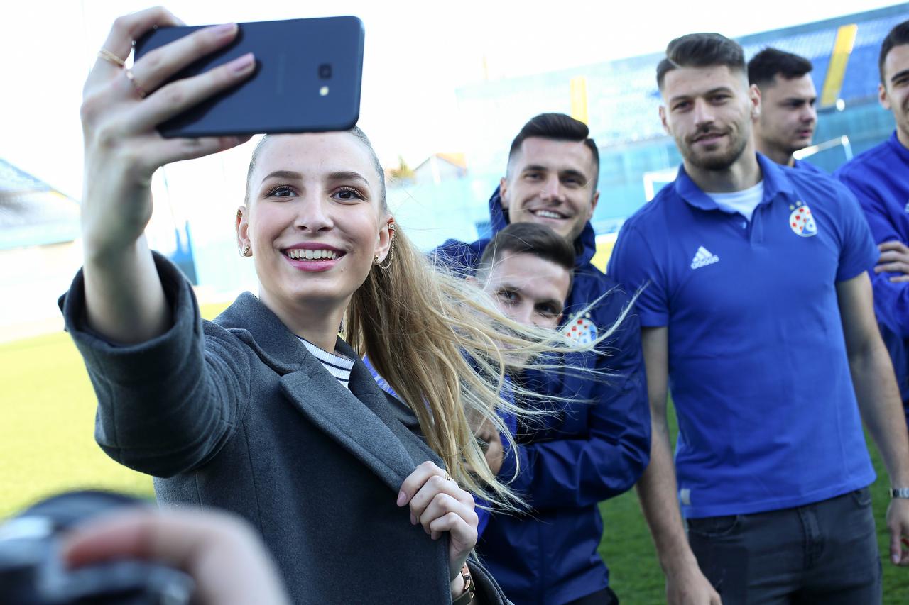 ARHIVA - 2020. Zagreb: Kandidatkinje za izbor Miss Universe družile se s igračima Dinama