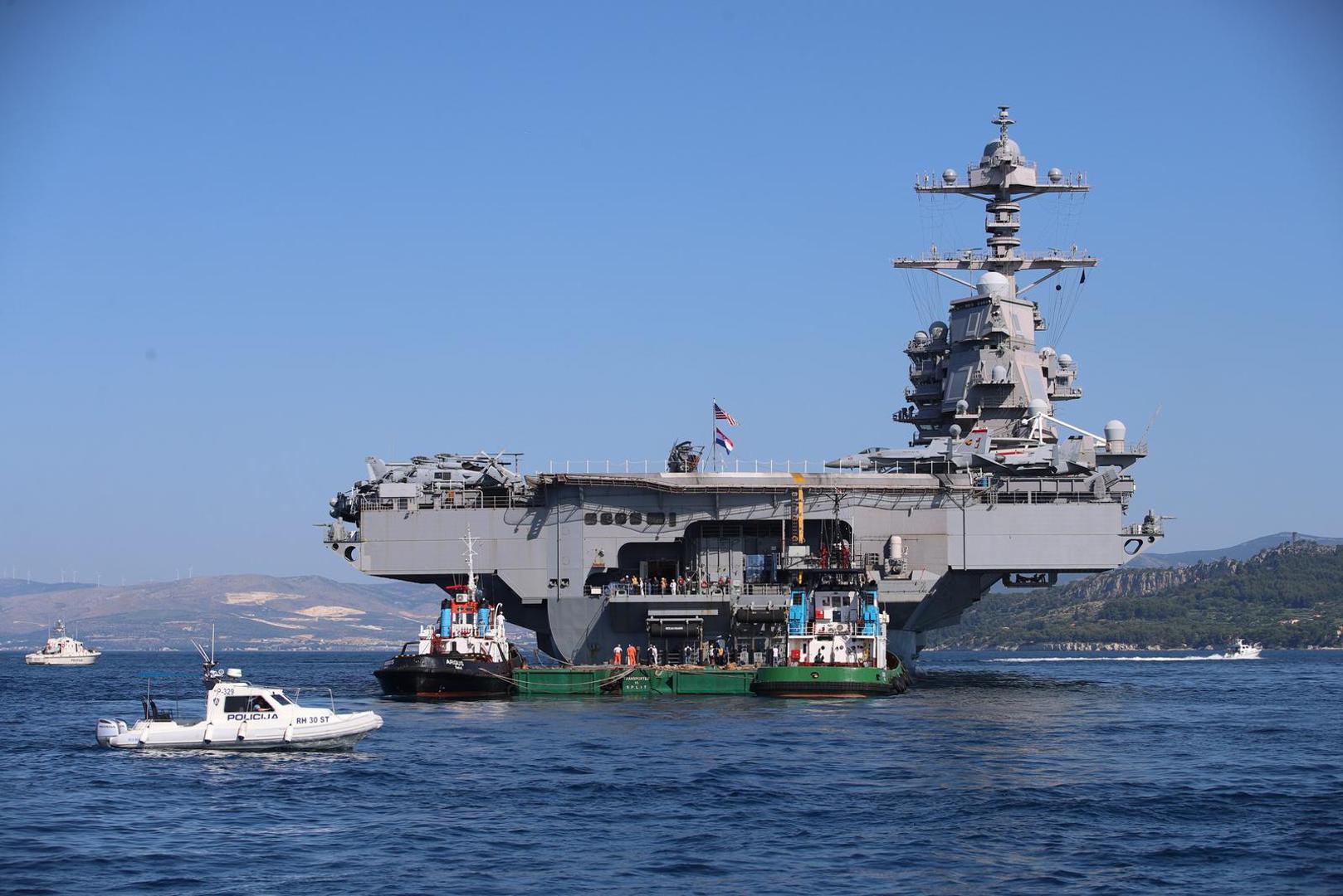 26.06.2023.,Split - Ponos americke mornarice, najmoderniji nosac zrakoplova na nuklearni pogon "USS Gerald R. Ford" uplovio je jutros u Split.Golemi brod, koji privlaci poglede Splicana i turista, najveci je ratni brod u povijesti. Dugacak je više od 330, a visok 76 metara, poput solidnog nebodera, s 25 paluba. Gradnja je stajala 12,8 milijardi dolara, a jos je 4,7 milijardi utroseno za istrazivanje i razvoj. Moze nositi 75 zrakoplova. Posadu, ukljucujuci zrakoplovno osoblje, cini 4500 ljudi. Photo: Zvonimir Barisin/PIXSELL