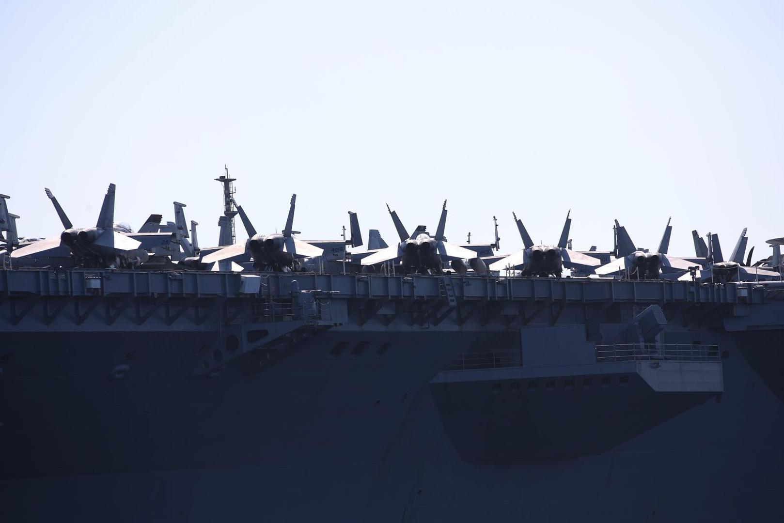 26.06.2023.,Split - Ponos americke mornarice, najmoderniji nosac zrakoplova na nuklearni pogon "USS Gerald R. Ford" uplovio je jutros u Split.Golemi brod, koji privlaci poglede Splicana i turista, najveci je ratni brod u povijesti. Dugacak je više od 330, a visok 76 metara, poput solidnog nebodera, s 25 paluba. Gradnja je stajala 12,8 milijardi dolara, a jos je 4,7 milijardi utroseno za istrazivanje i razvoj. Moze nositi 75 zrakoplova. Posadu, ukljucujuci zrakoplovno osoblje, cini 4500 ljudi. Photo: Zvonimir Barisin/PIXSELL