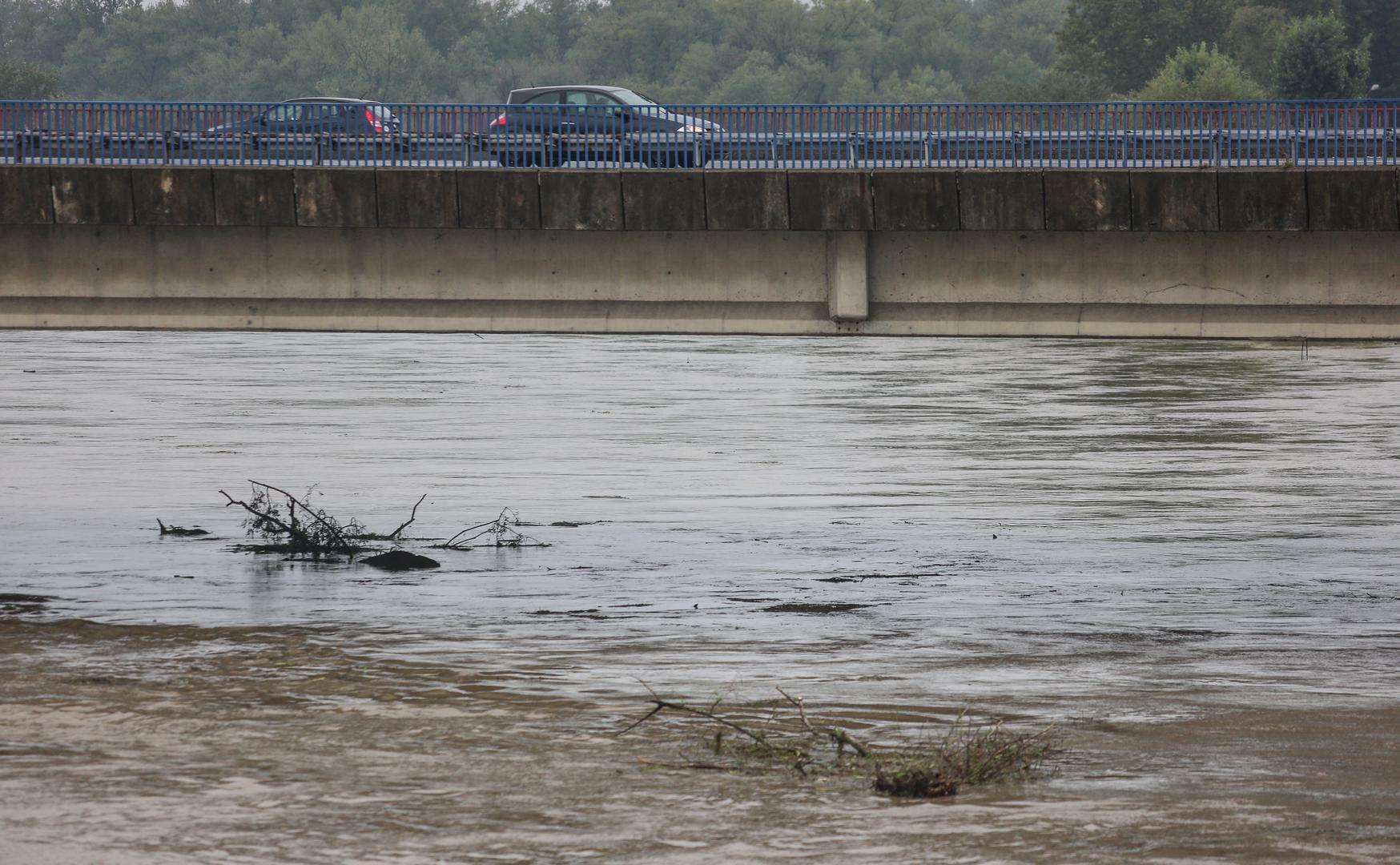 Sutra je pak ujutro  moguća kratkotrajna magla, a danju djelomice sunčano. Poslijepodne porast naoblake, a do kraja dana moguća je i kiša.