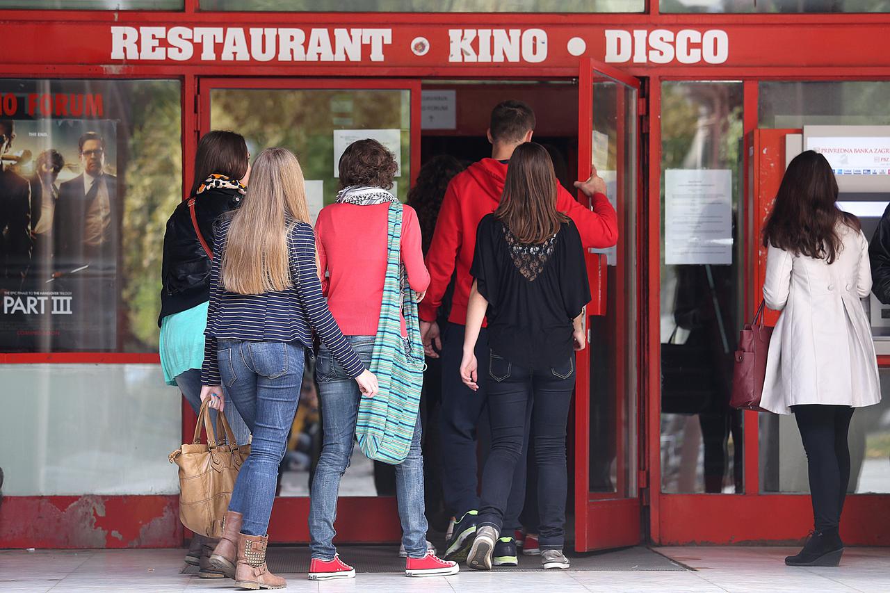 09.10.2013., Zagreb - Studentskom prosvjednom akcijom pod nazivom Dajte nam kolace, studenti su u znak prosvjeda protiv poskupljenju cijena u studentskim menzama danas trebali jesti samo kolace.  Photo: Goran Stanzl/PIXSELL