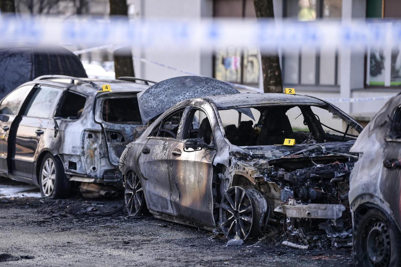 U zagrebačkim Utrinama izgorilo više automobila