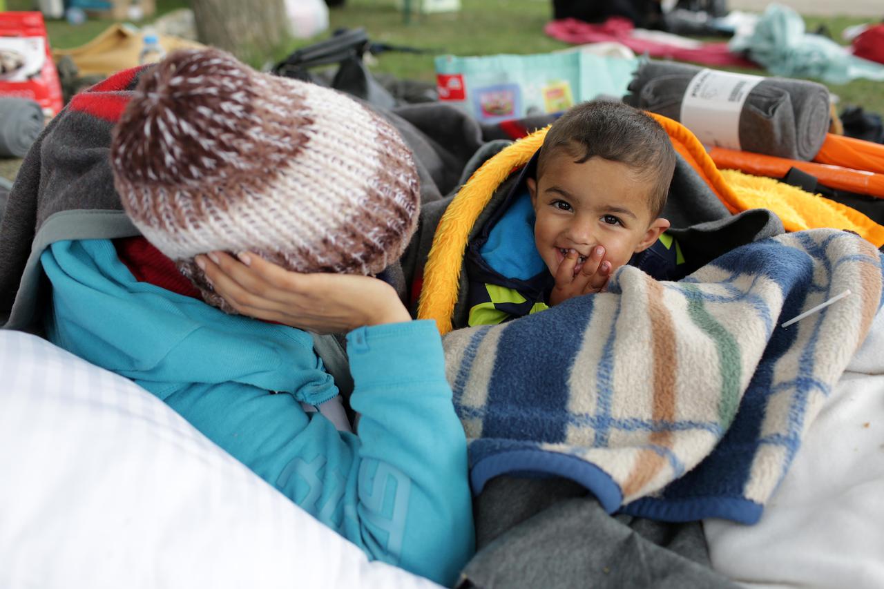 06.09.2015., Nickelsdorf, Austrija - Na granicnom prijelazu stotine izbjeglica s Bliskog istoka prelazi iz Madjarske u Austriju. Gotovo sve izbjeglice biti ce prevezene prema Becu, te kasnije do konacnog odredista u Njemackoj. Lokalno austrijsko stanovnis
