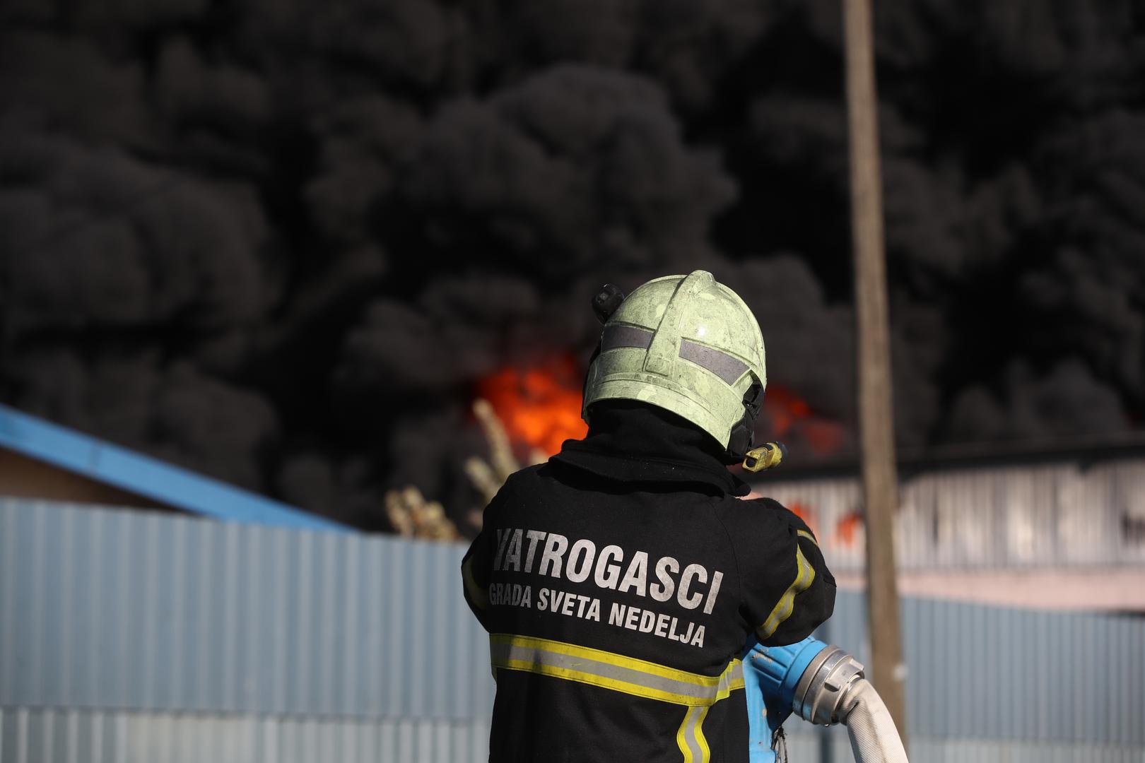 Vatru gase svetonedeljski vatrogasci, a zbog razmjera požara pozvane su i druge vatrogasne postrojbe, izvijestio je Svetonedeljski list. "Upravo sam na terenu, vatrogasci se bore s požarom i podignut je cijeli županijski vatrogasni operativni centar. Puno je vatrogasaca ovdje i trenutačno rade na gašenju skladišta guma firme Pneumatic. Nadam se da će uspjeti ugasiti požar i da neće biti stradalih – rekao je gradonačelnik Svete Nedelje Dario Zurovec za Večernji list.