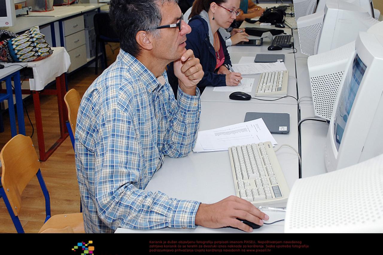 '03.09.2012., Sisak - Tehnicka skola Sisak prva je u Zupaniji uvela e-dnevnik u nastavnom procesu, a profesori prvih razreda prvog dana skole upisivali su podatke u e-dnevnik.  Photo: Nikola Cutuk/PIX