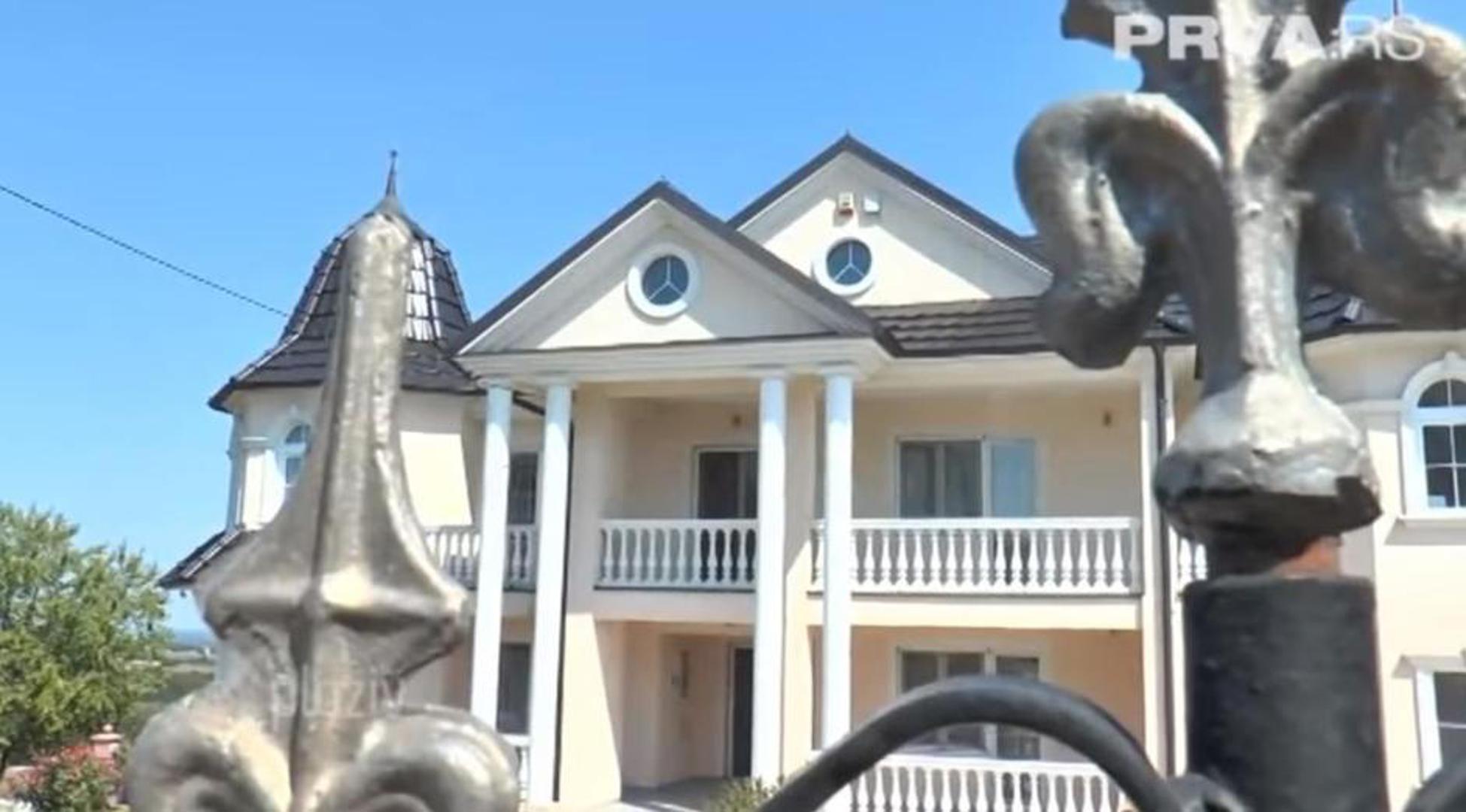 Gotovo svaka kuća u ovome selu ima bazen, a riječ je većinom o katnicama koje su građene po sistemu "stavi ciglu više da bude veća od susjedove".