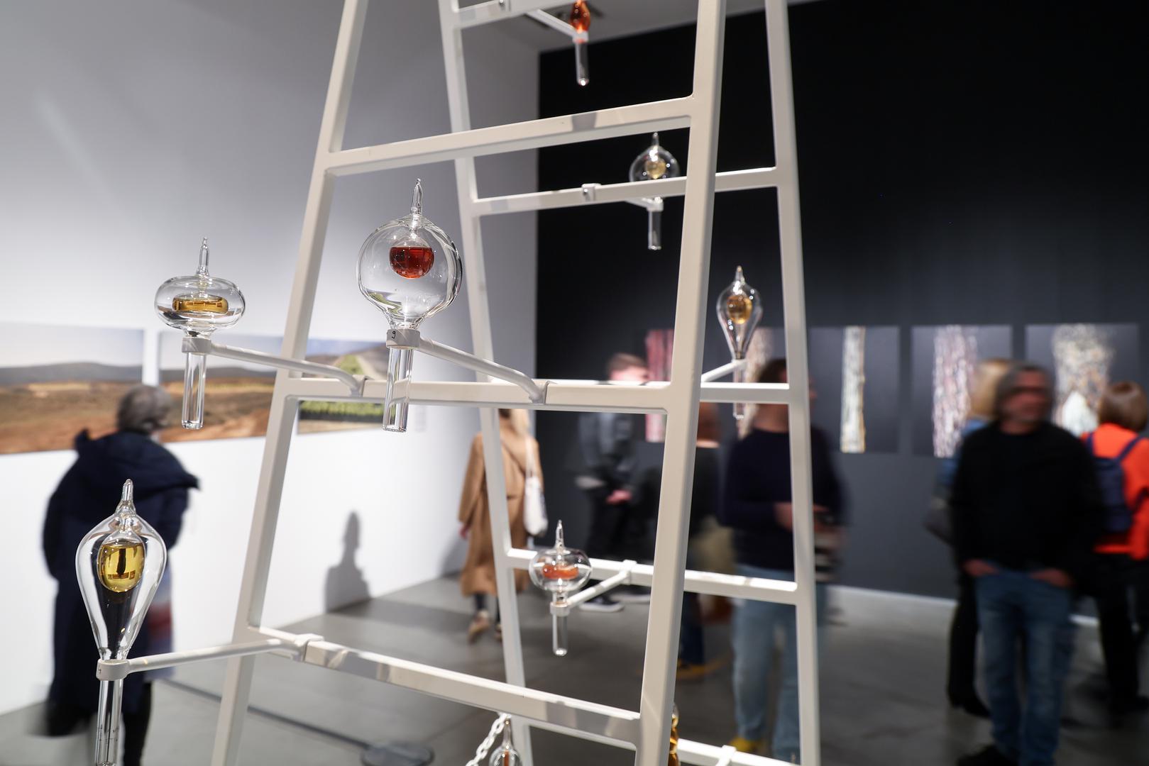 Pritom je dijadno izložbeno organizirana: s jedne strane kronološki (prateći genealogiju koju nudi metafora stabla), no s druge strane energetski  prema tematološkim okupljanjima, dakle, rizomski (prema konceptu Deleuzea i Guattarija)