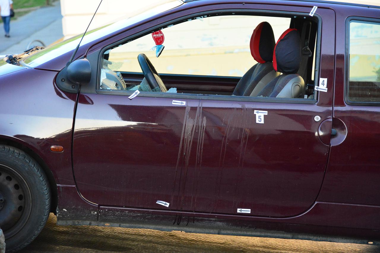 Vozač mopeda pucao u muškarca u parkiranom automobilu