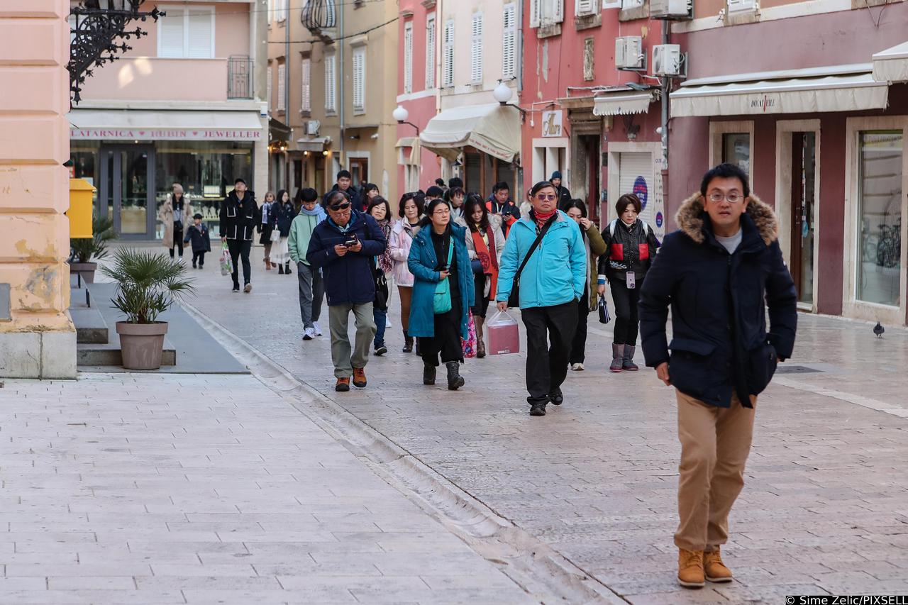 Zadar: Grupa turista u šetnji gradom