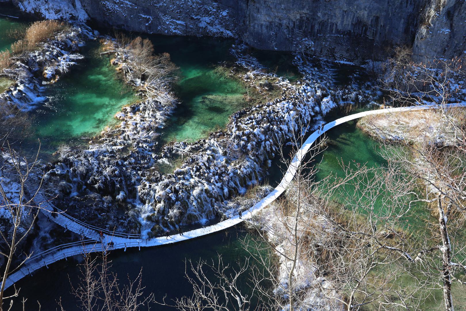 13.01.2024., Plitvicka jezera - Snijeg i debeli minusi zaledili su slapove na Plitvickim jezerima koji mame uzdahe brojnih posjetitelja. Photo: Kristina Stedul Fabac/PIXSELL