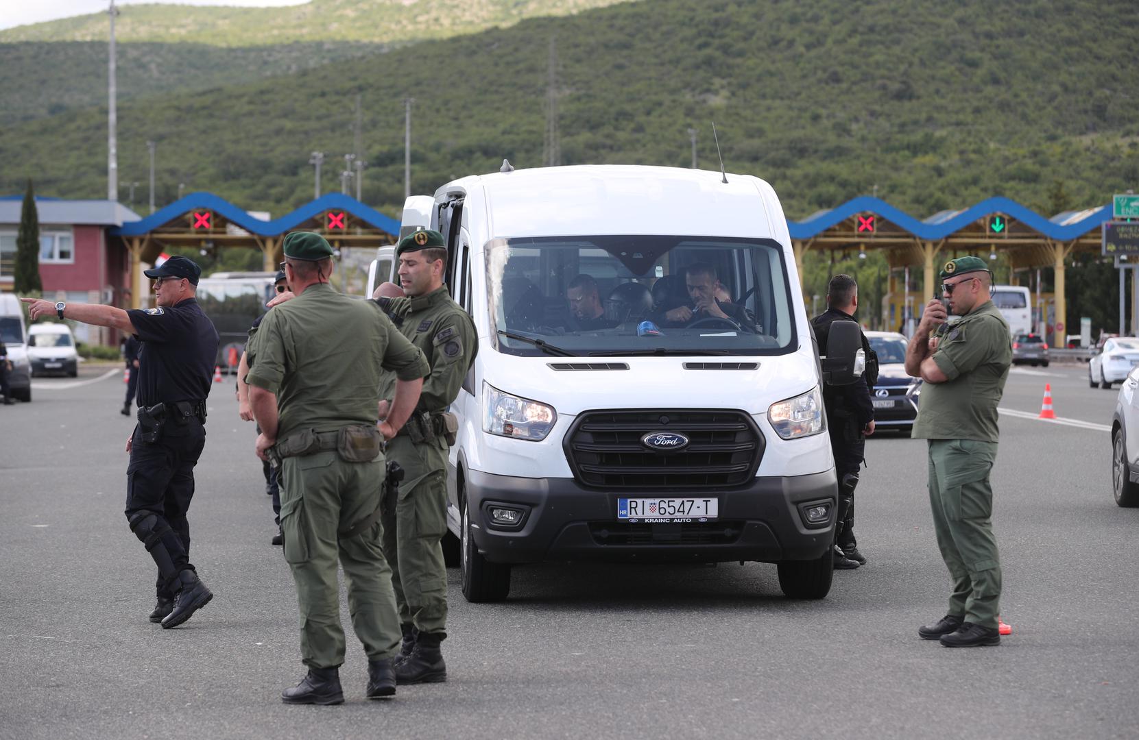 Navijači Rijeke u velikom broju krenuli su prema Splitu gdje će večeras od 18.45 sati biti odigrana utakmica između Hajduka i Rijeke u pretposljednjem kolu HNL-a