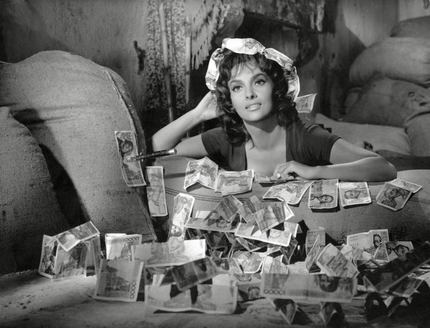 Godine 1947. prijavila se na izbor za Miss Italije i osvojila je treće mjesto. Iako nije ponijela lentu, Ginina raskošna ljepota nije ostala nezamijećena: odmah je počela dobivati filmske ponude.