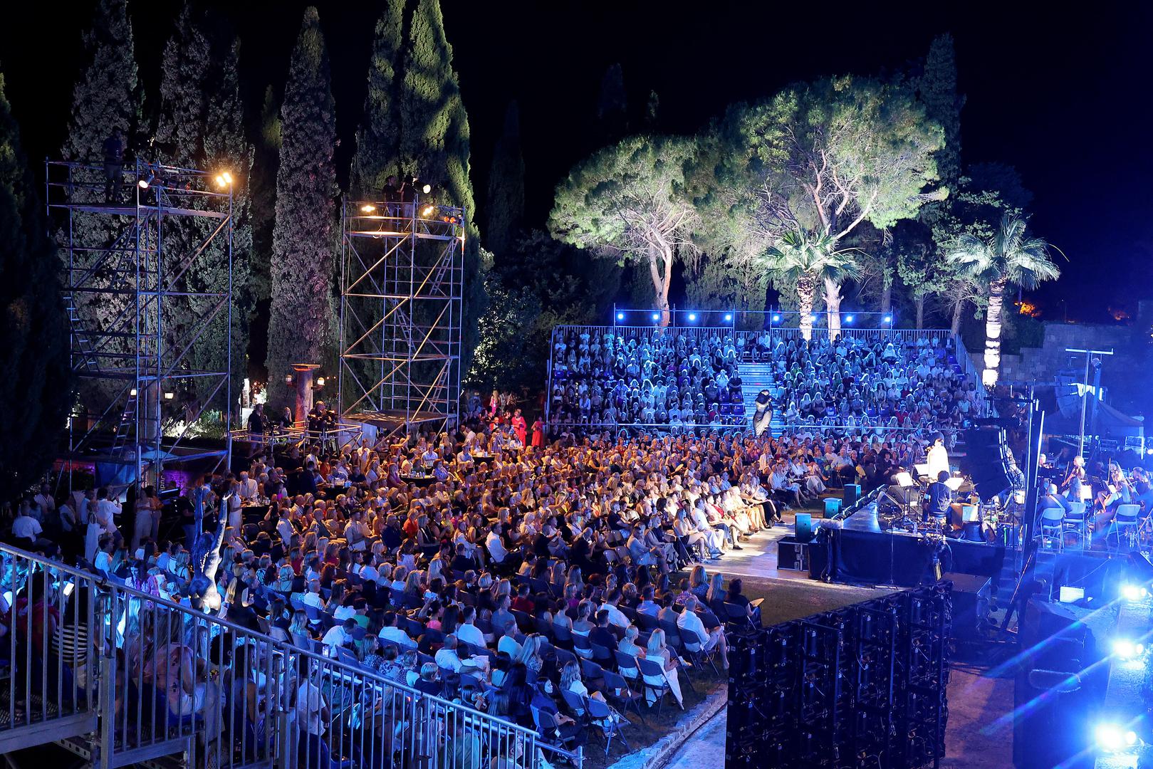 U nastavku galerije pogledajte cijelu atmosferu s večerašnje prve večeri Melodija Jadrana...