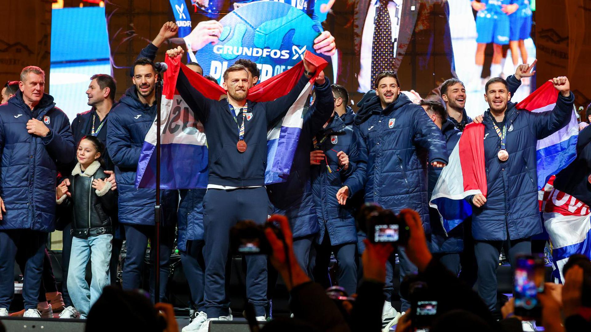 Deseci tisuća navijača jučer je dočekalo na Trgu bana Josipa Jelačića u Zagrebu hrvatsku rukometnu reprezentaciju, koja je na Europskom prvenstvu u Danskoj, Norveškoj i Švedskoj osvojila brončano odličje.  