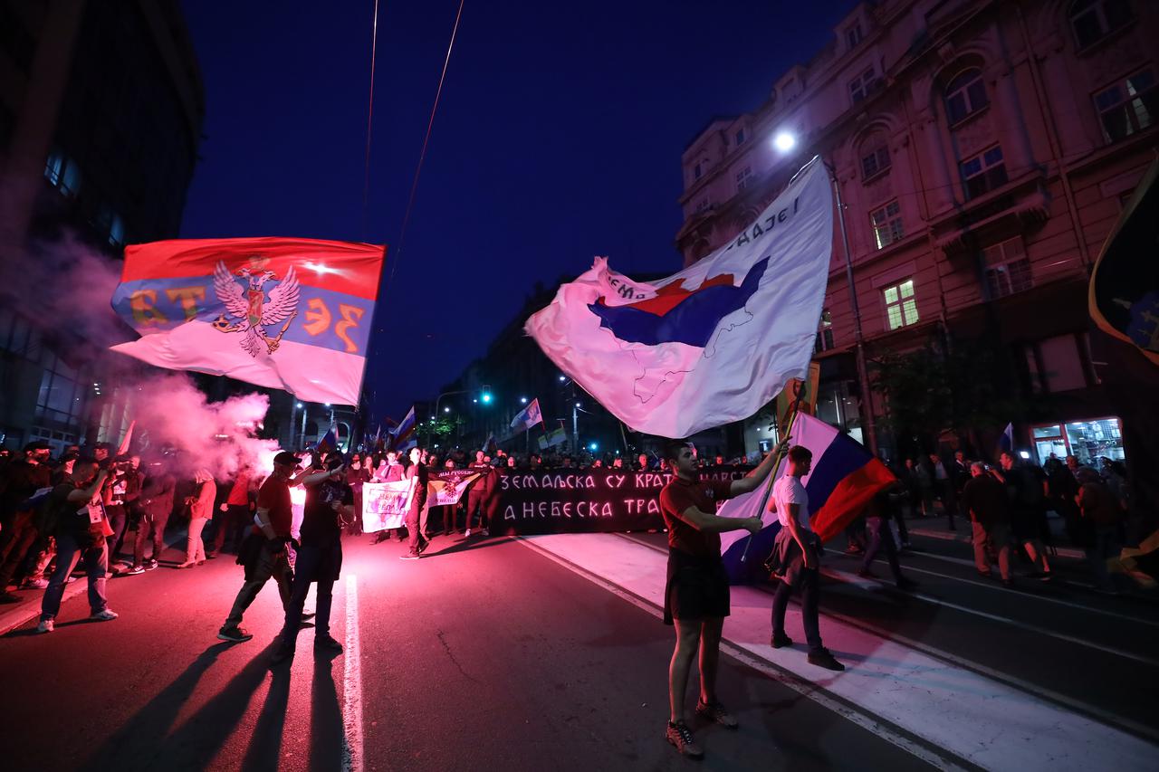 Prosvjed potpore Rusiji u Beogradu: Palili baklje na putu prema zgradi predsjedništva