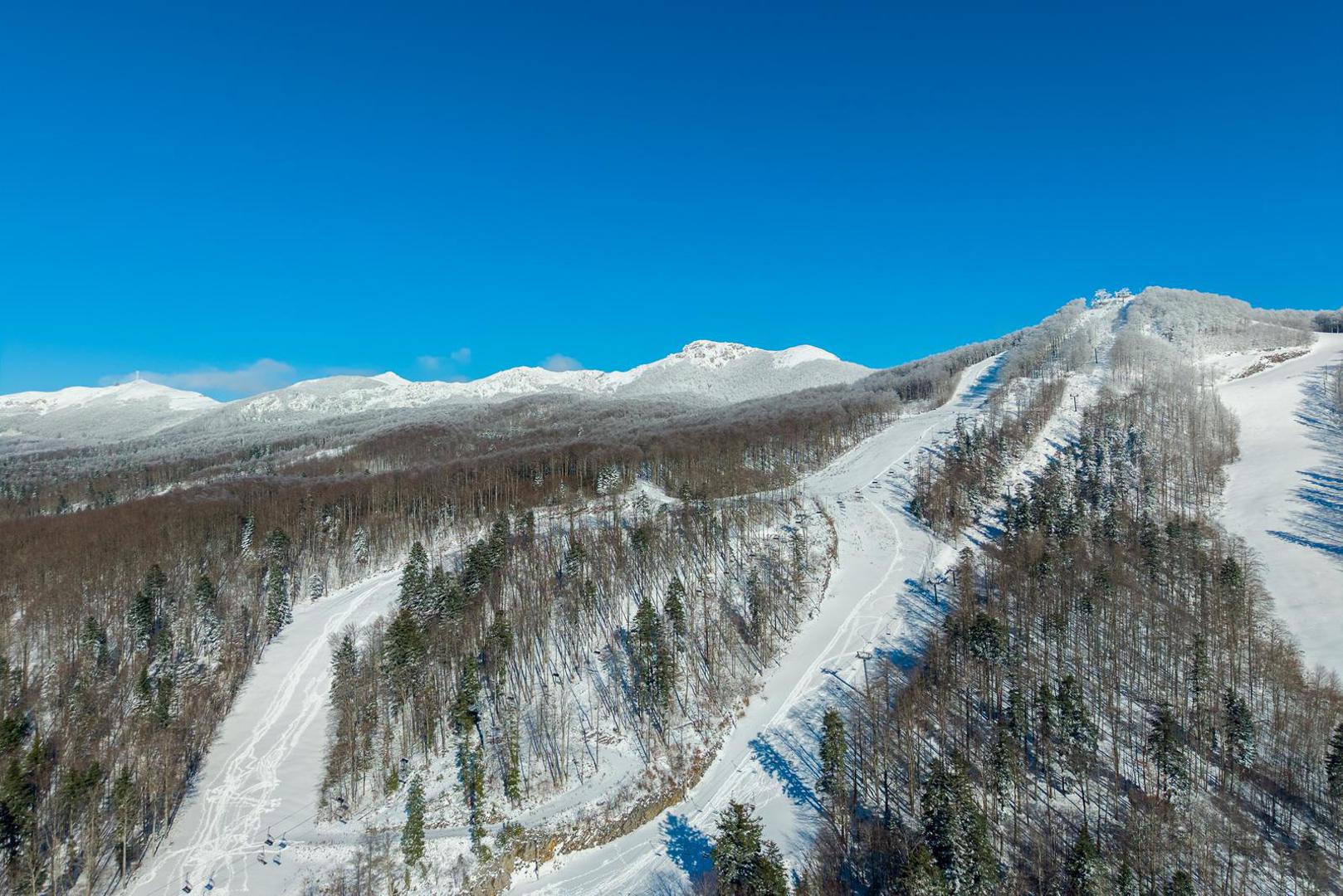 Kad snijeg prekrije padine i šumske krošnje, cijeli Platak pretvori se u prizor poput zimske razglednice, a upravo to pokazuju najnovije fotografije.