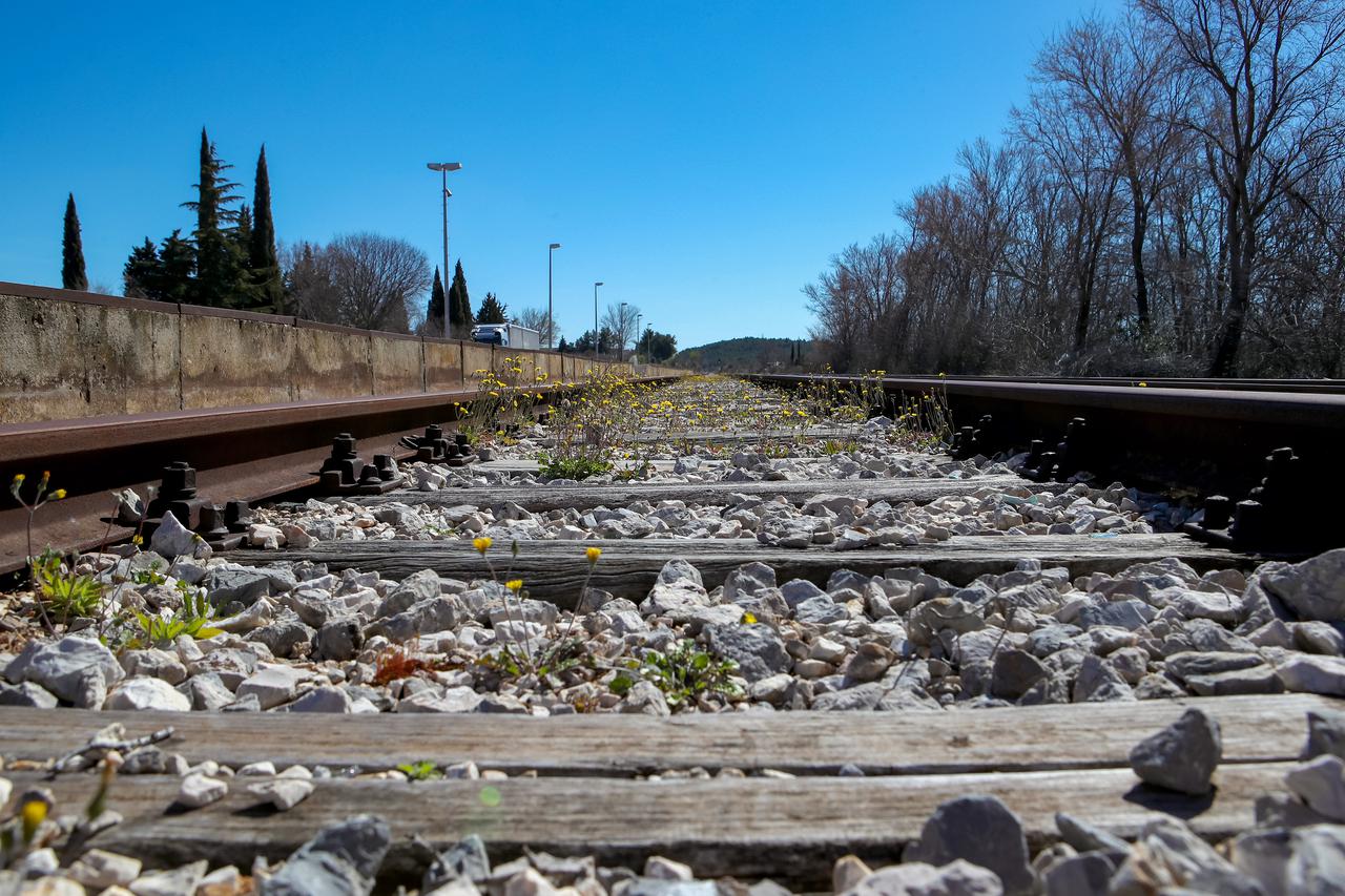 Benkovac: Zvonko Vrsaljko zaposlen je na želježničkom kolodvoru kroz koji od 2014. nije prošao niti jedan putnički vlak