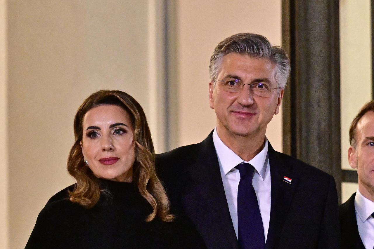 Pariz: Predsjednik Emmanuel Macron i njegova supruga Brigitte Macron dočekuju hrvatskog premijera Andreja Plenkovića i njegovu suprugu Anu Maslac Plenković u Elizejskoj palači u Parizu