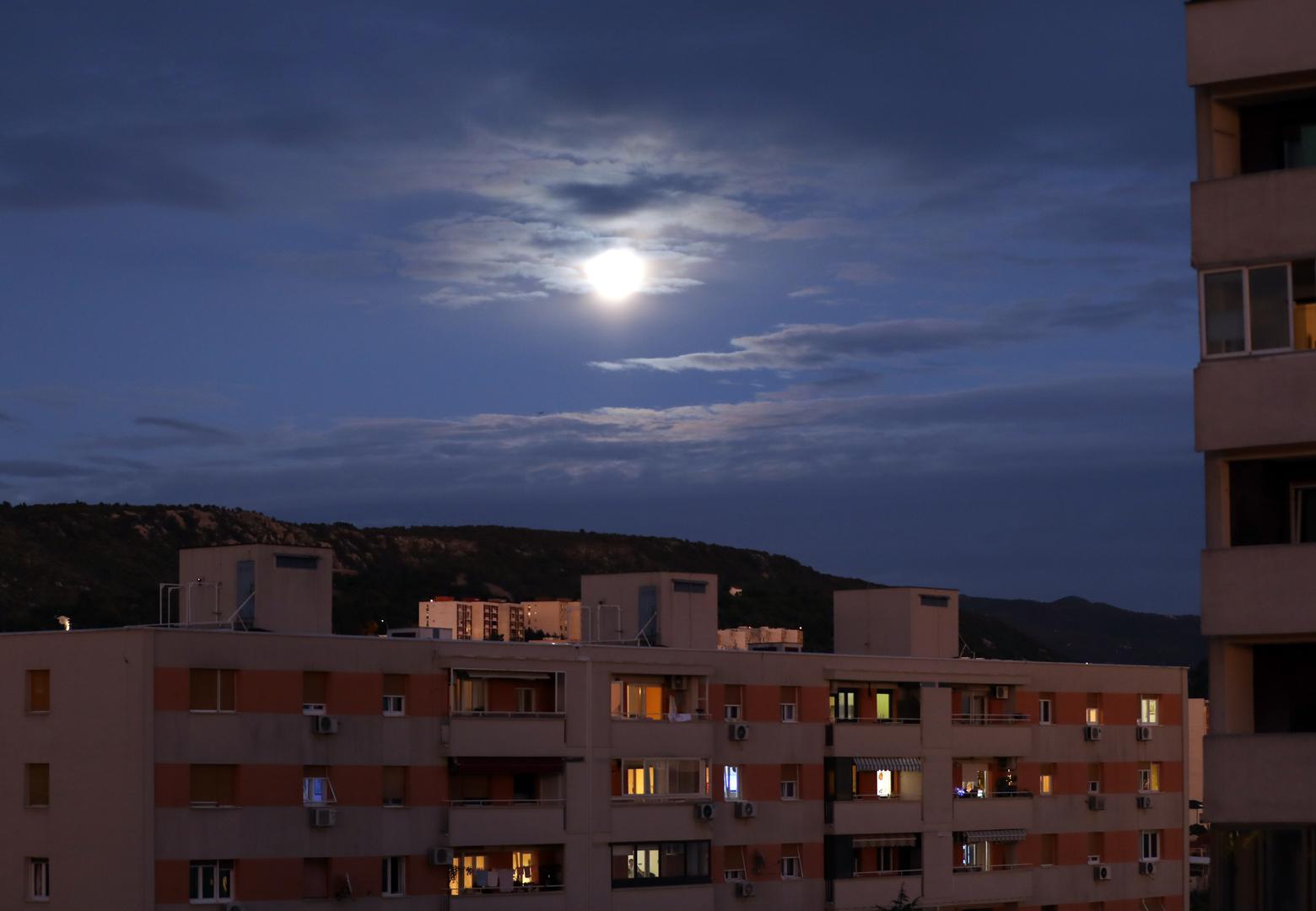 Riječ je o supermjesecu, fenomenu koji nastaje kada se Mjesec nađe u najbližoj točki svojoj orbiti oko Zemlje, pa izgleda veći i sjajniji nego inače.