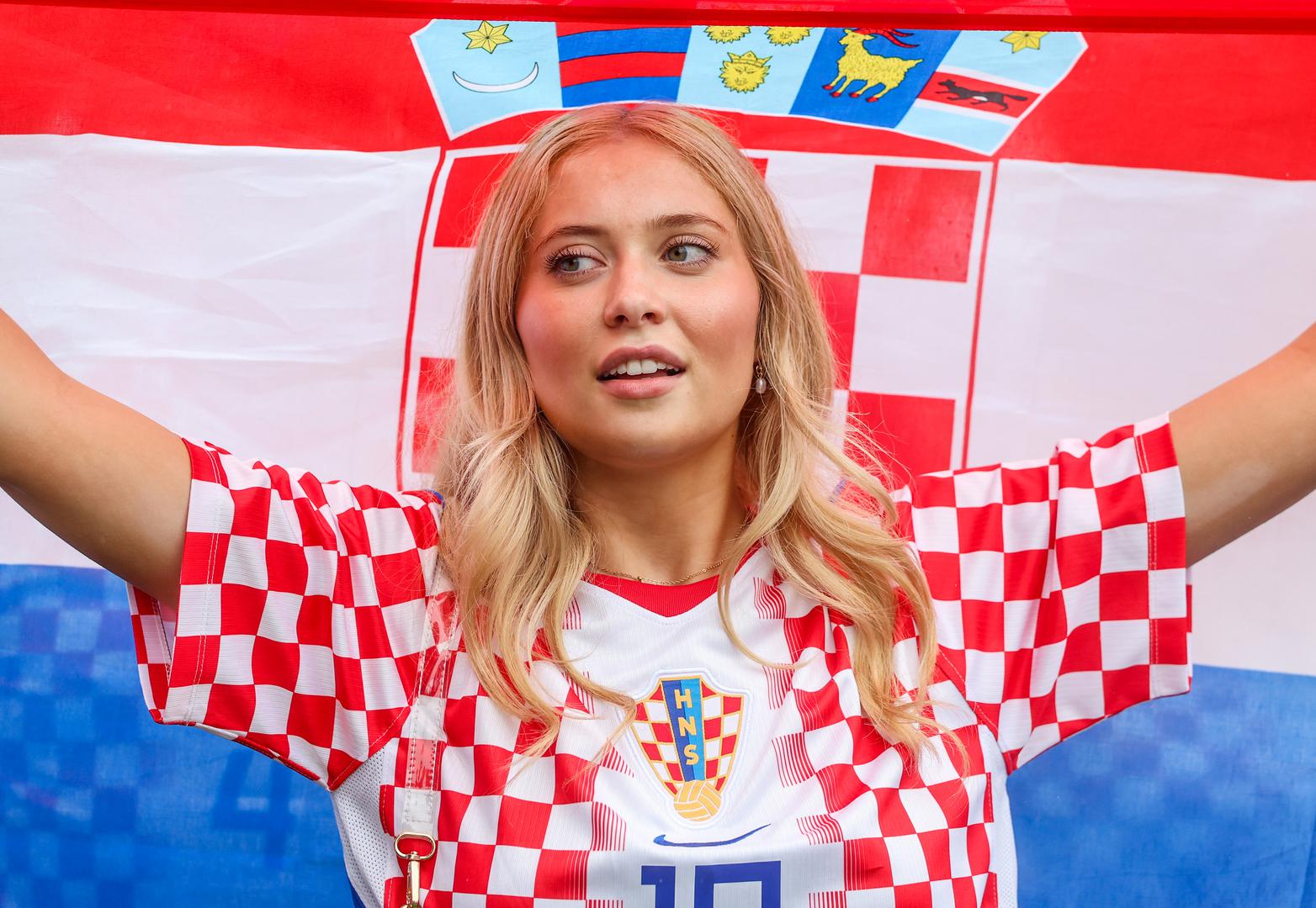 Ponovno će vatreni imati veliku podršku s tribina, a hrvatski navijači već su sinoć priredili veliko slavlje u Philadelphiji. Razvučena je ogromna hrvatska zastava dimenzija 100 i 12 metara, a viralna je postala i snimka vjenčanja na koje su 'upali'. 