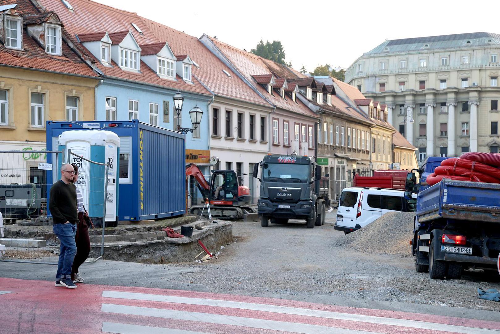 Južna zona bit će namijenjena prvenstveno pješacima i zamišljena kao širok prostor na kojem će se moći održavati festivali, sajmovi i tržnice. U središnjem dijelu planirano je zelenilo te prostor za odmor, druženje i igru, dok je sjeverna strana predviđena za ugostiteljske i trgovačke sadržaje.